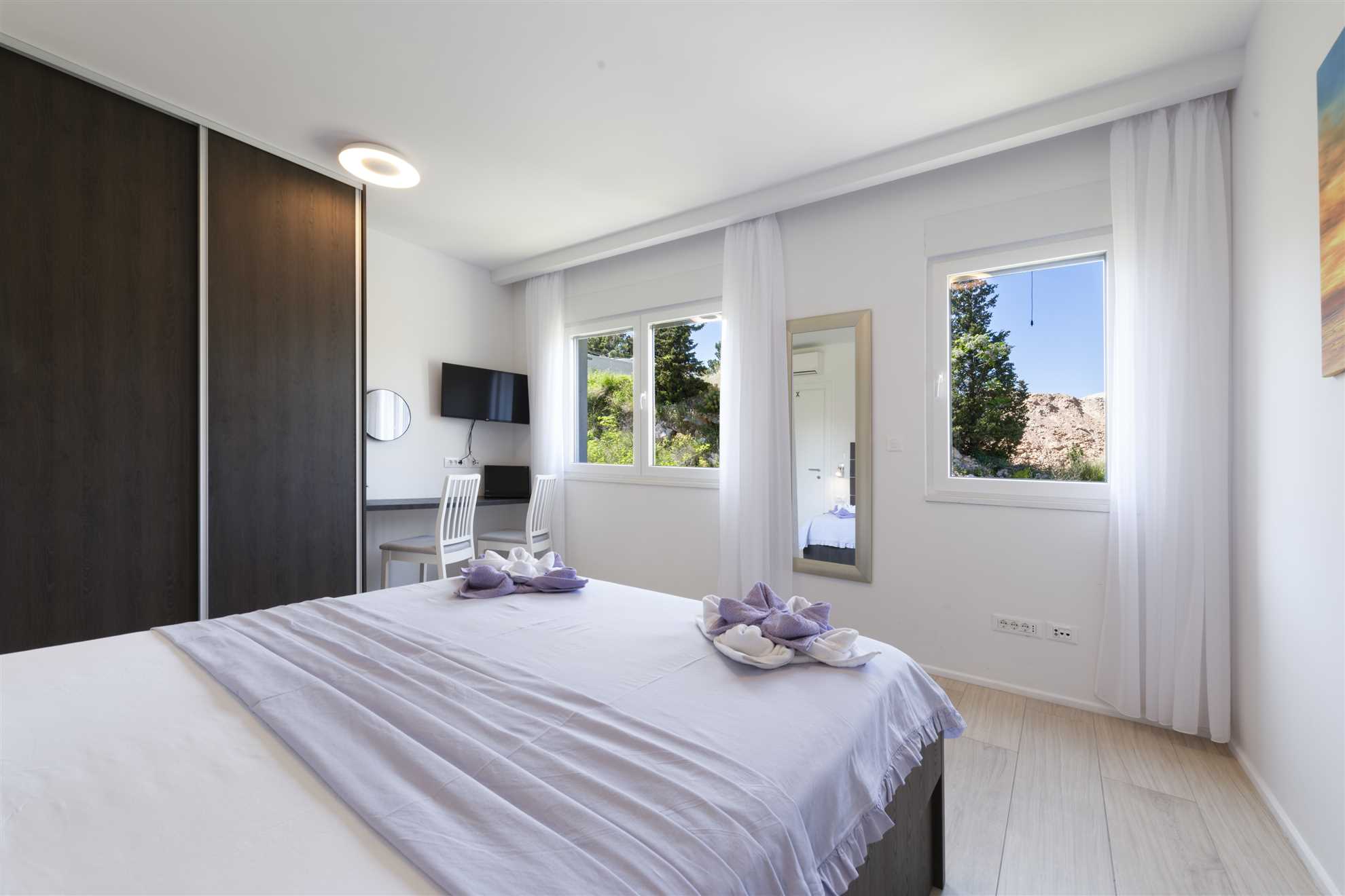Apartment Annie | Two-bedroom Walk to Beach