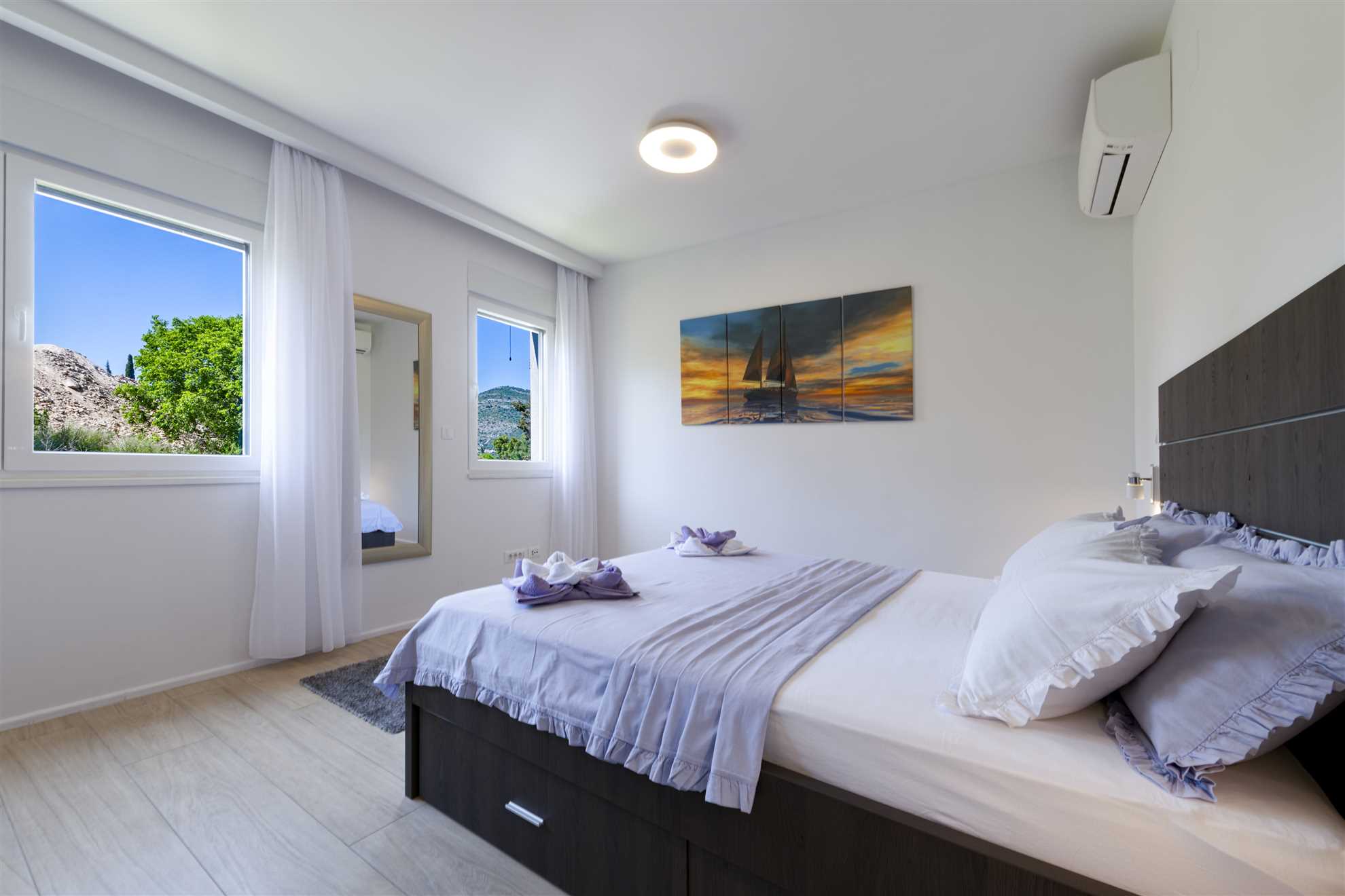 Apartment Annie | Two-bedroom Walk to Beach