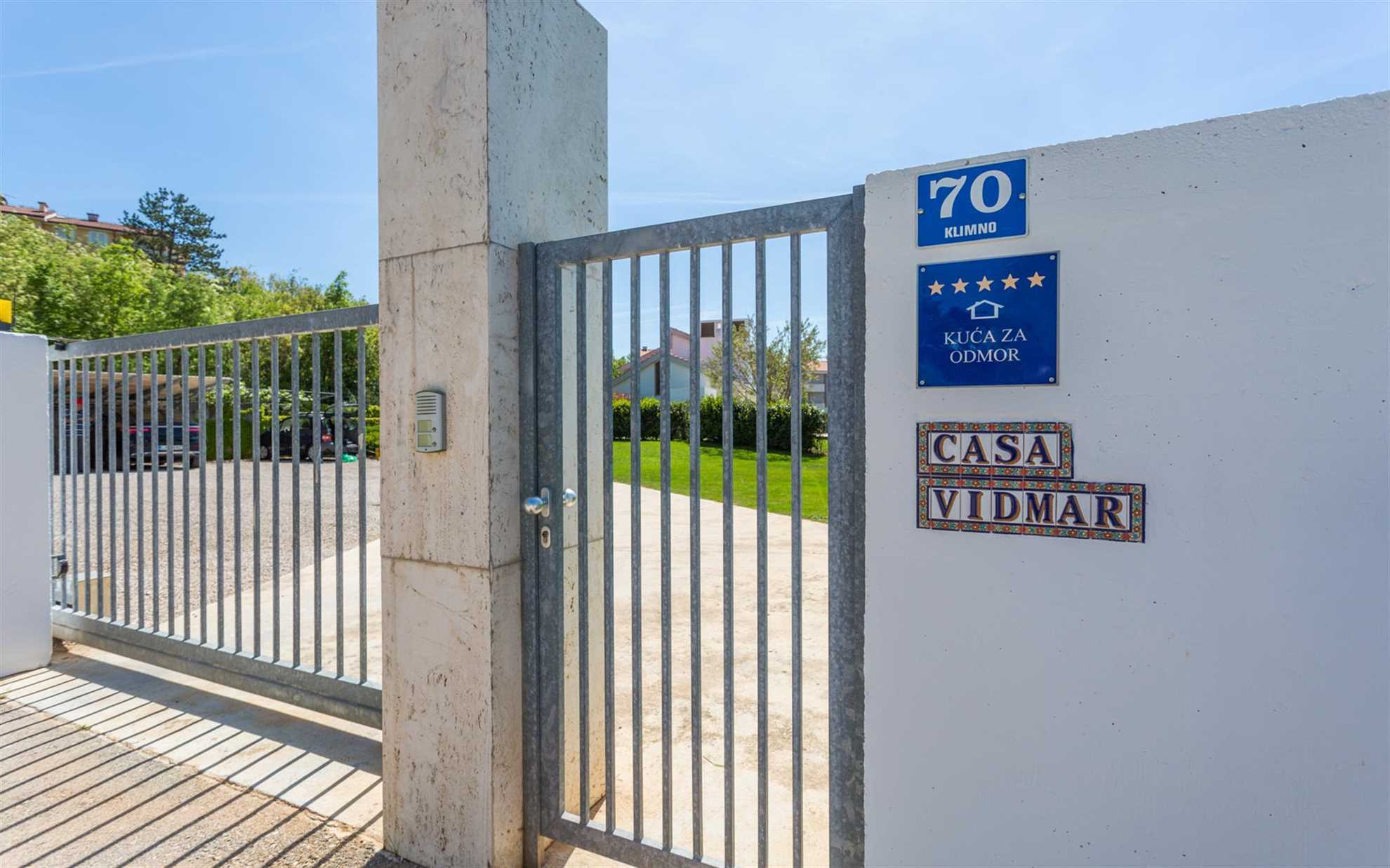 Ekskluzivna in moderna vila Casa Vidmar z bazenom