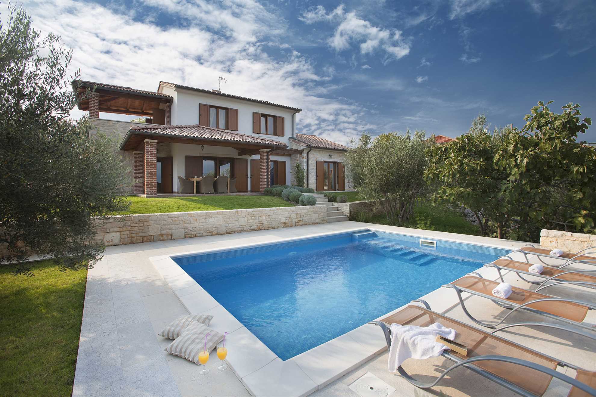 Čudovita luksuzna Villa Maria z bazenom v bližini morja