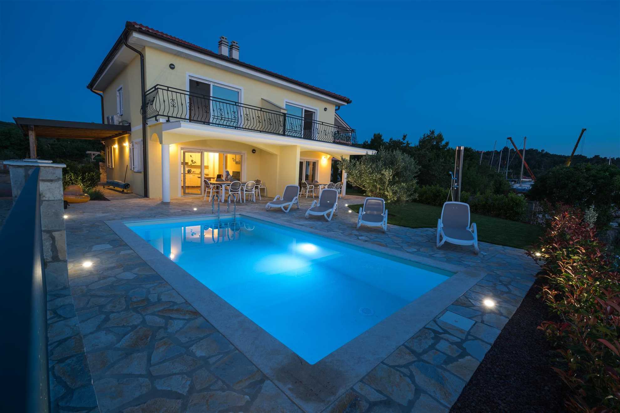 Obmorska Villa Claudia s panoramskim pogledom na morje in z bazenom