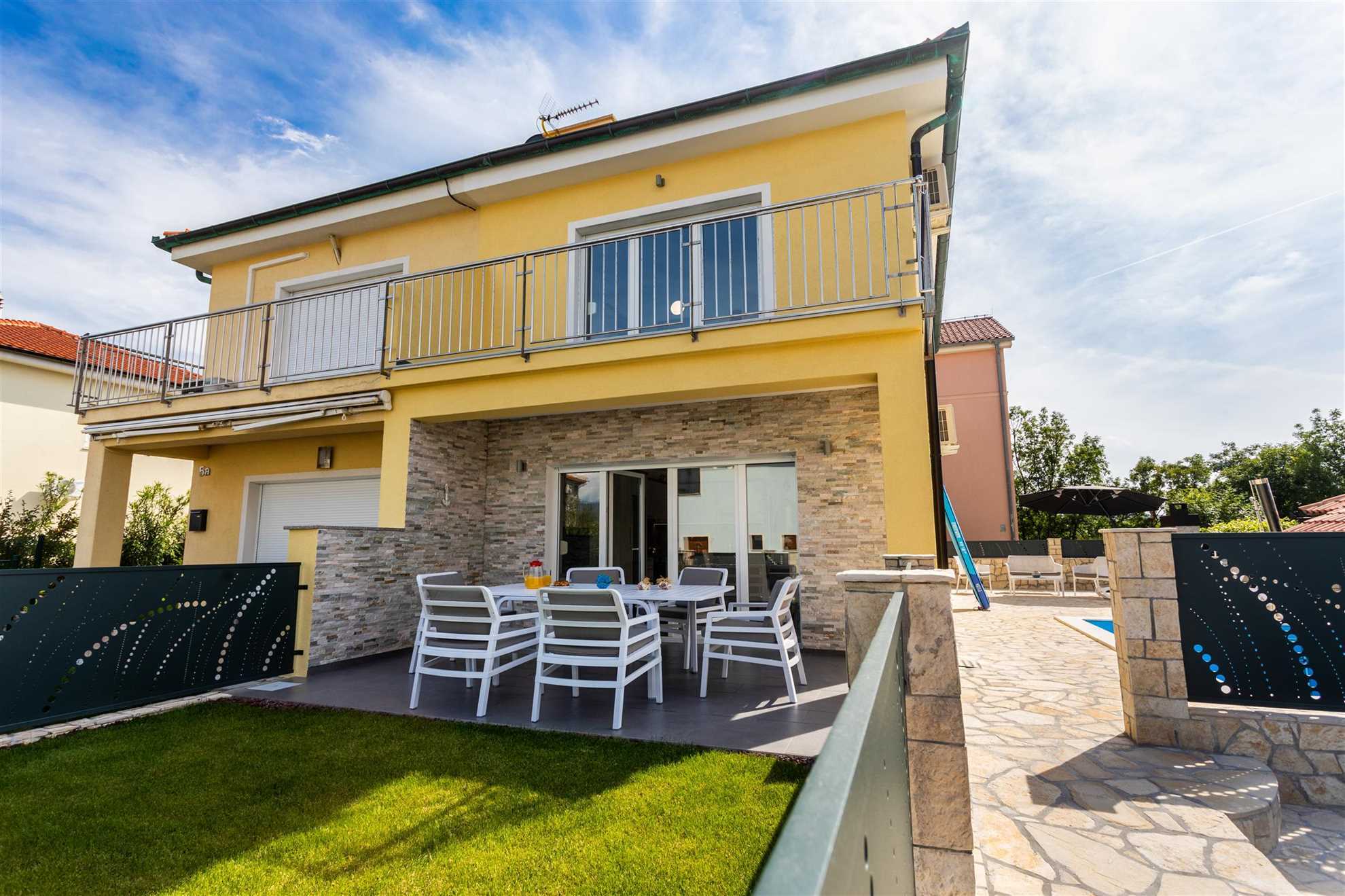 Villa Oasis with swimming pool, Seaview, outdoor kitchen, SUP, kayak and bikes