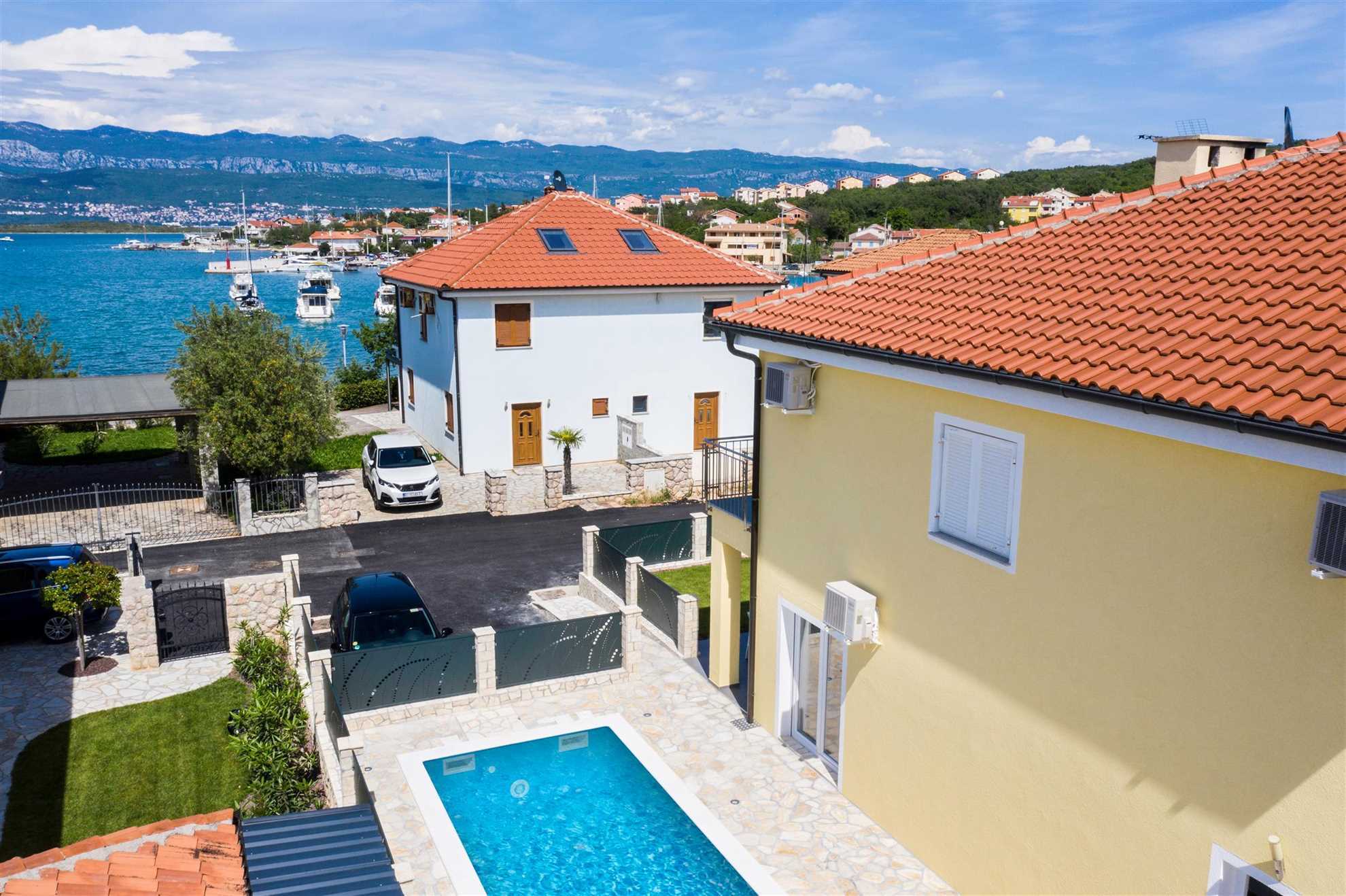 Villa Oasis z bazenom, pogledom na morje, zunanjo kuhinjo, SUPom, kajakom in kolesi