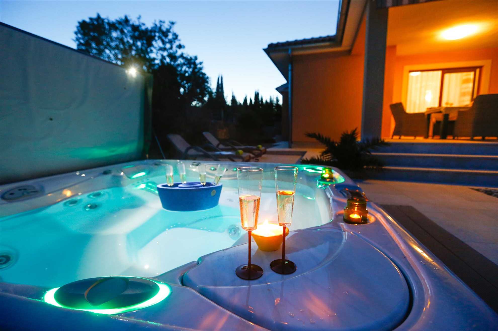 Villa Lavender's Breeze z ogrevanim bazenom, jacuzzijem & kolesi