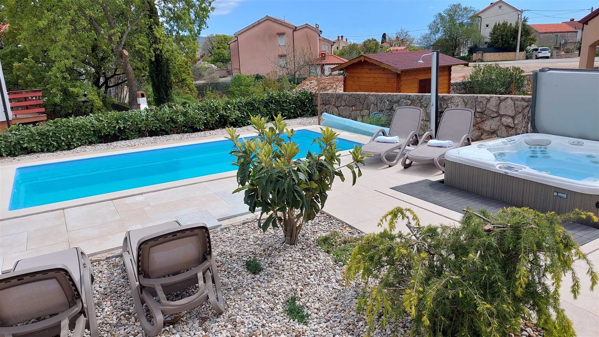 Villa Lavender's Breeze z ogrevanim bazenom, jacuzzijem & kolesi