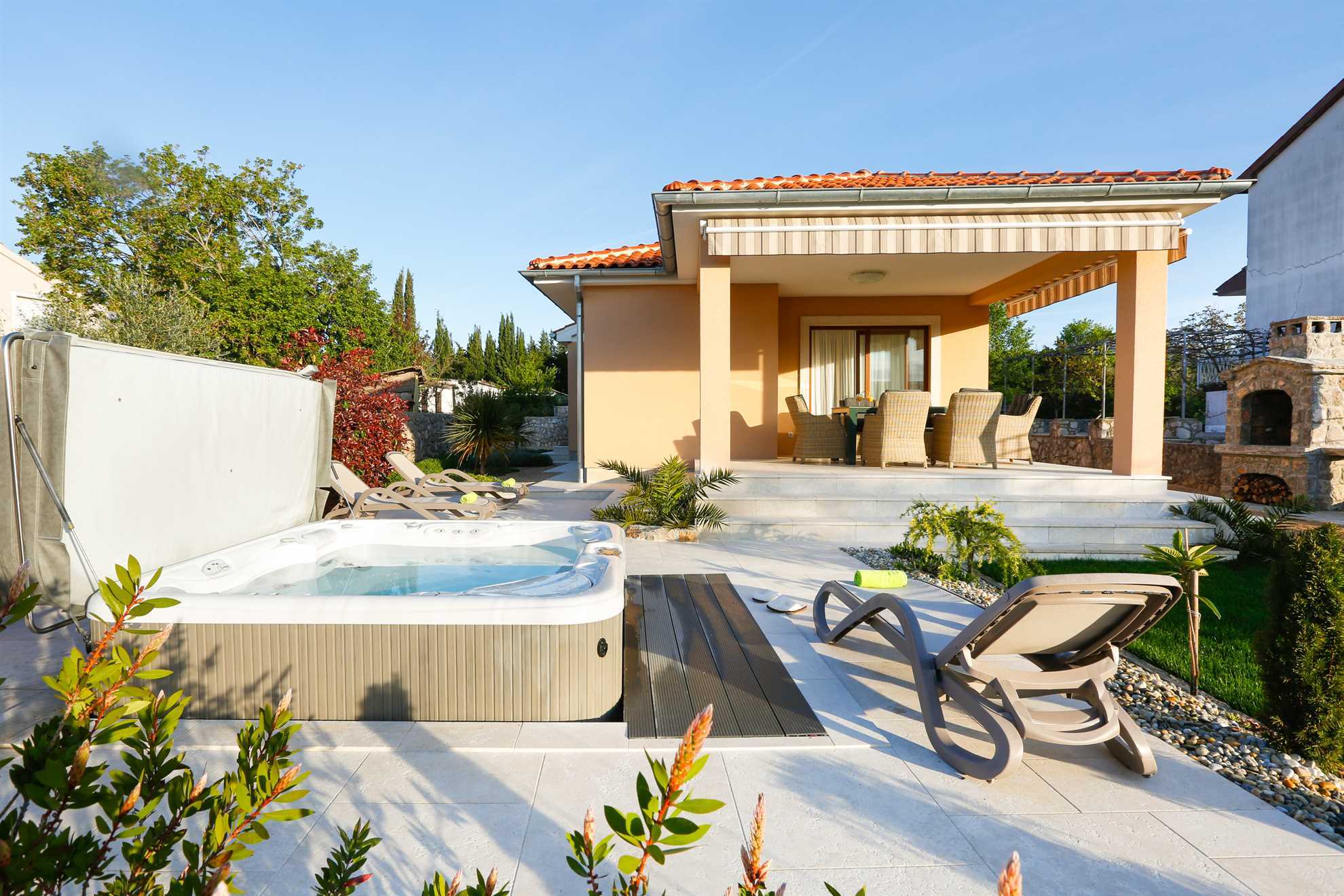 Villa Lavender's Breeze s grijanim bazenom, jacuzzijem i biciklima