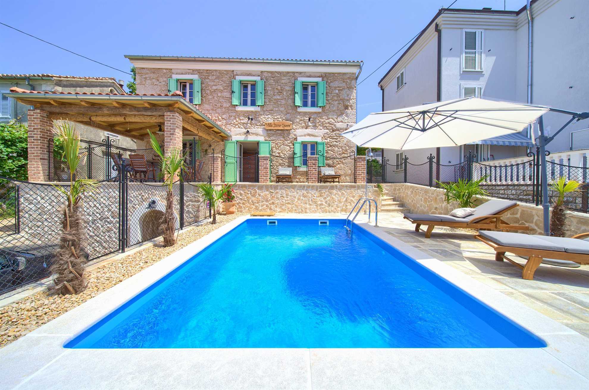 Villa Stone Queen s čudovitim pogledom na morje in ogrevanim bazenom