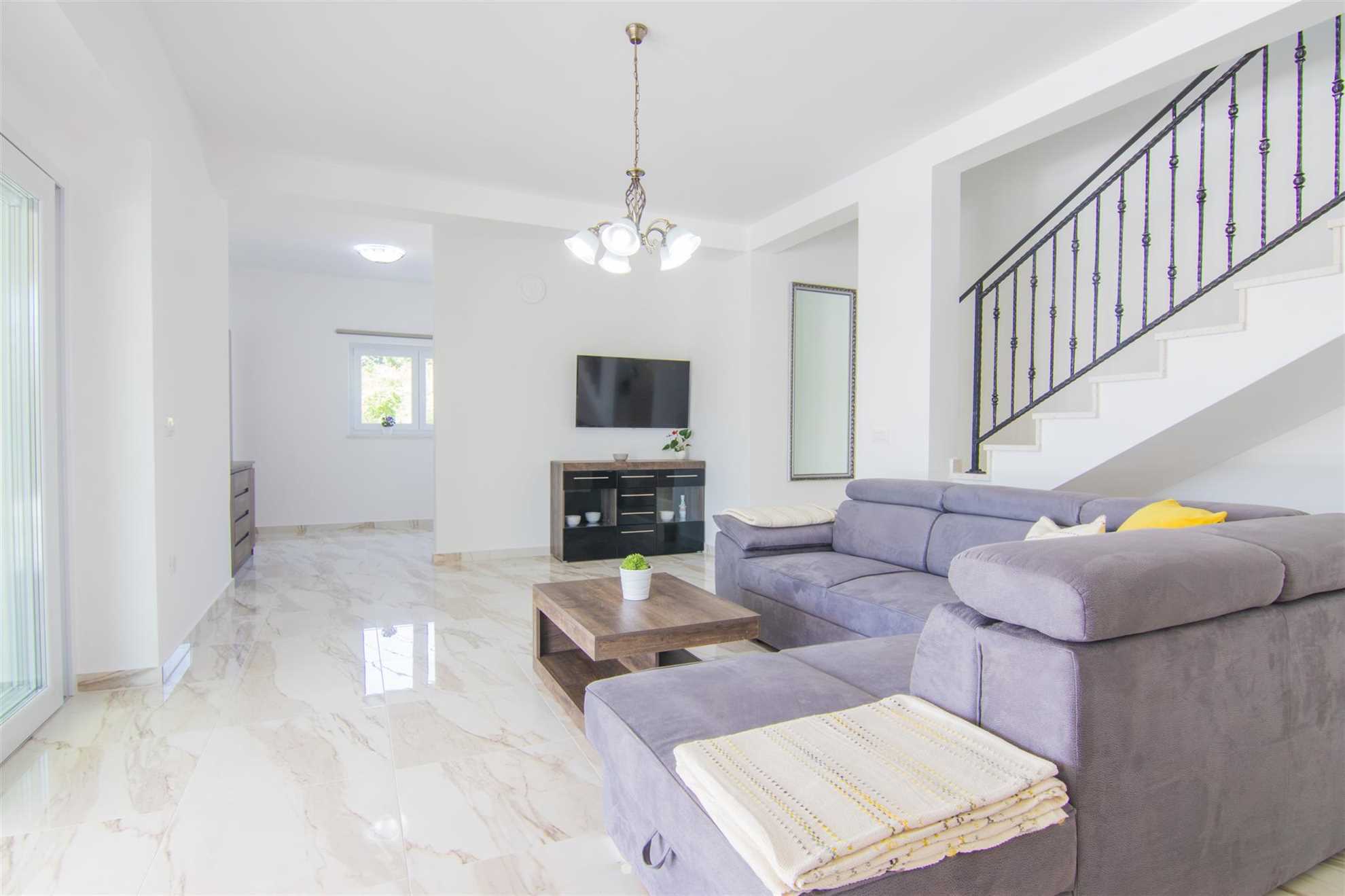 Villa Cedar with large swimming pool and summer kitchen