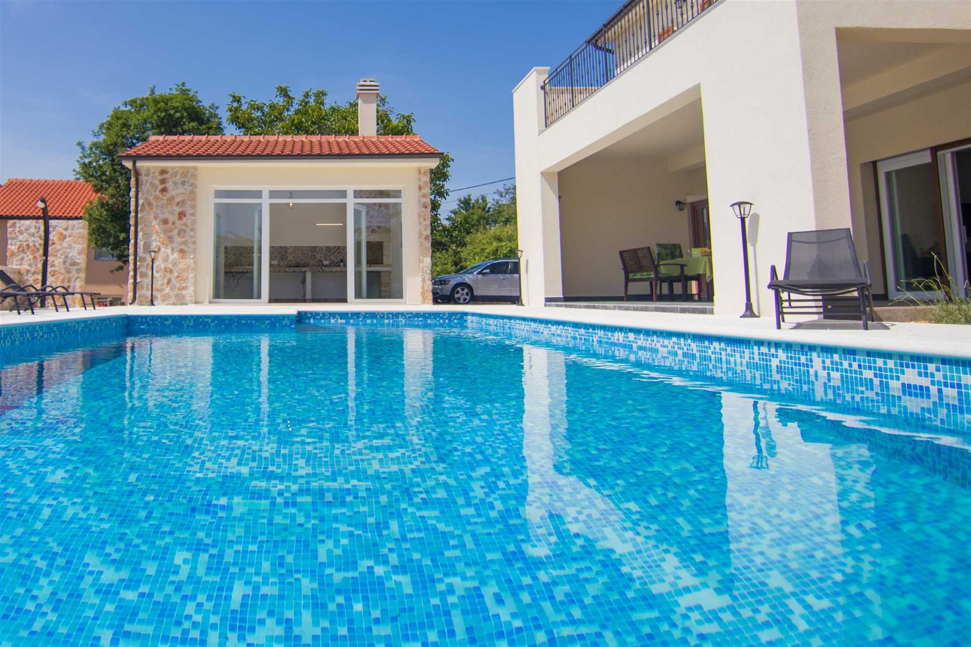 Villa Cedar with large swimming pool and summer kitchen