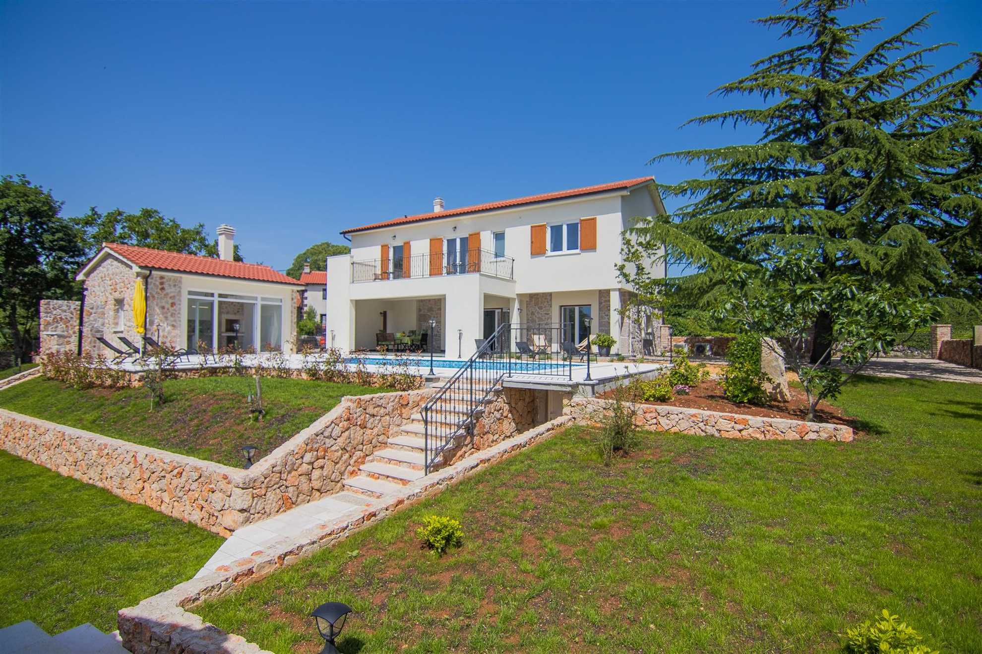 Villa Cedar with large swimming pool and summer kitchen
