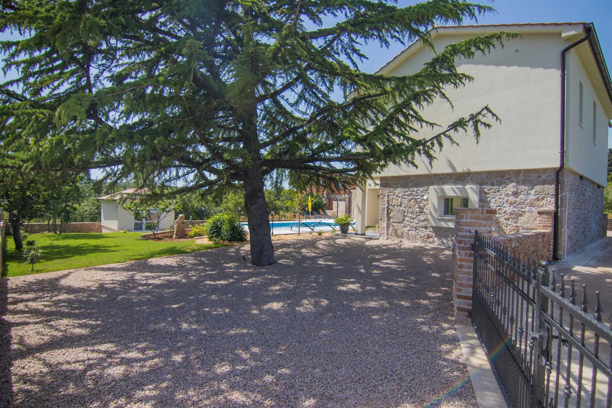 Villa Cedar with large swimming pool and summer kitchen