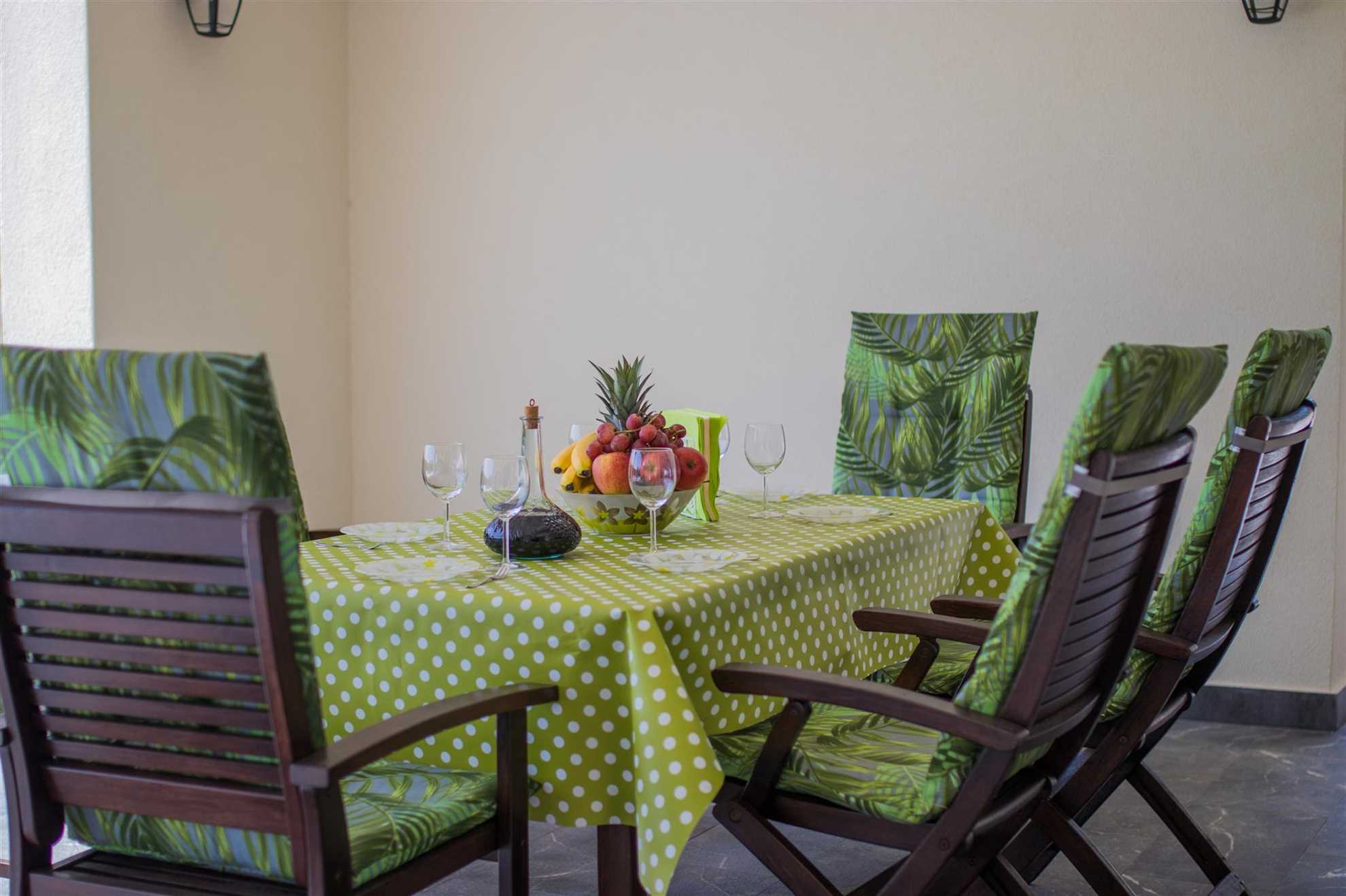 Villa Cedar with large swimming pool and summer kitchen
