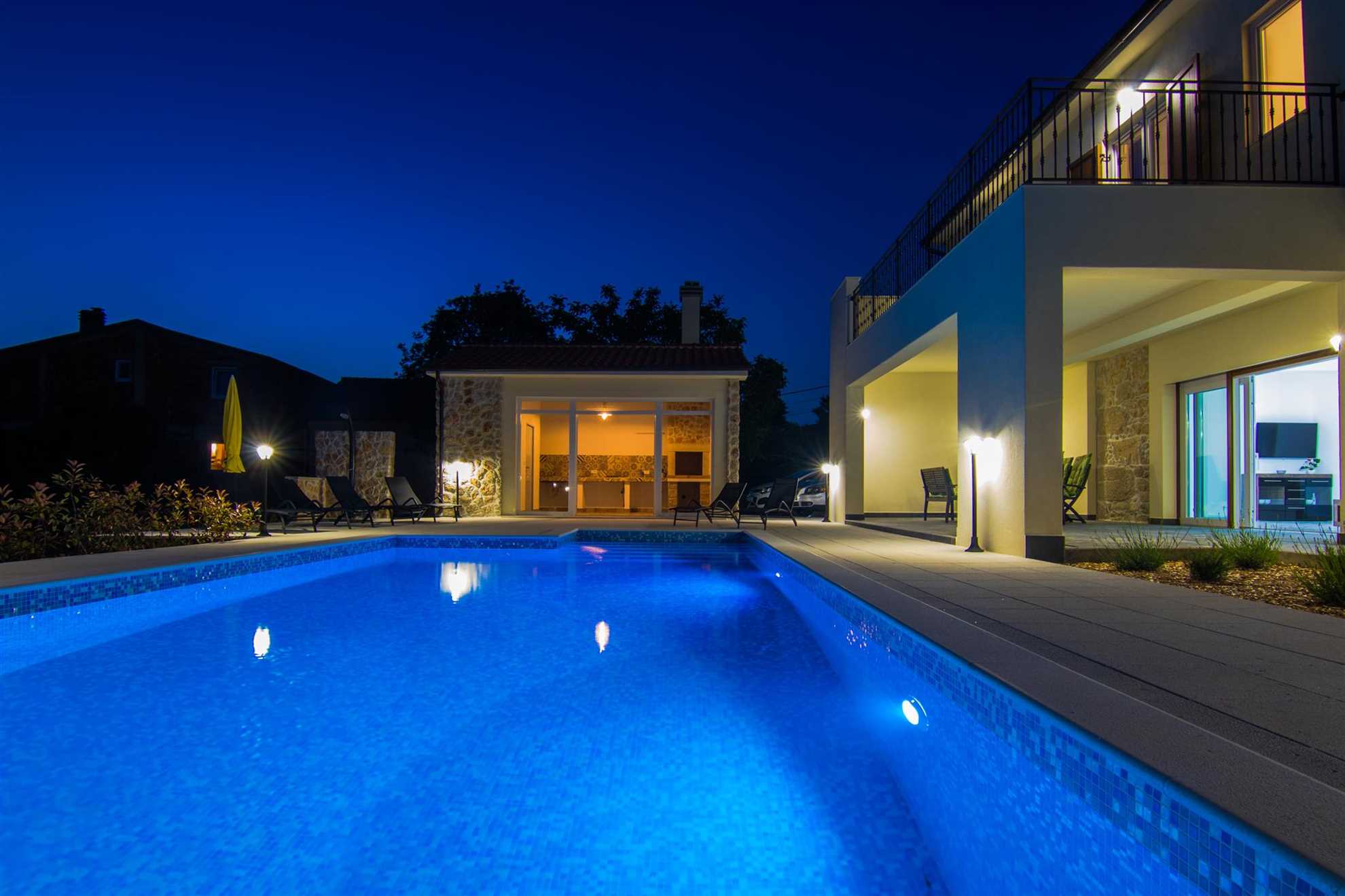 Villa Cedar with large swimming pool and summer kitchen