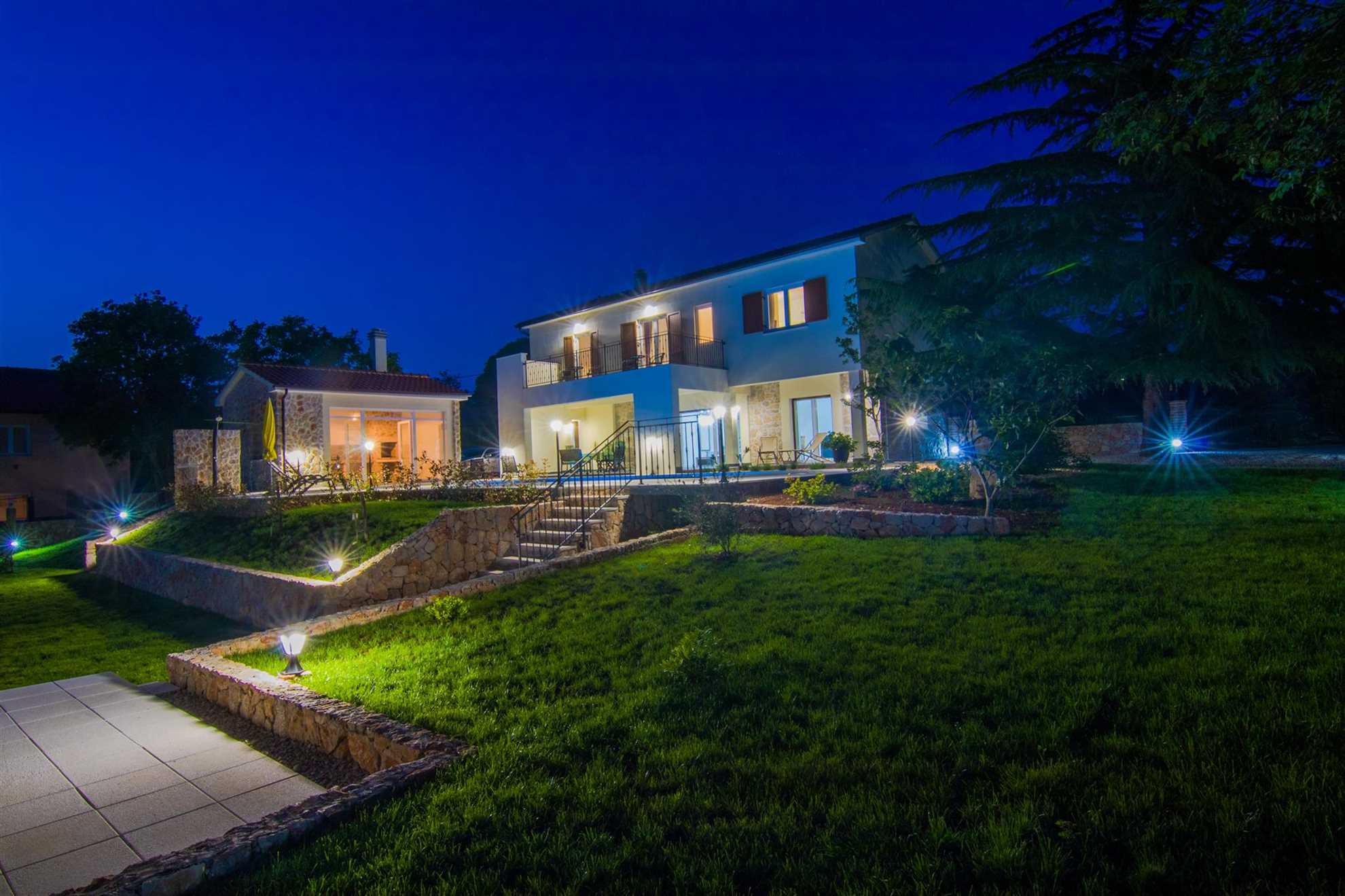 Villa Cedar with large swimming pool and summer kitchen