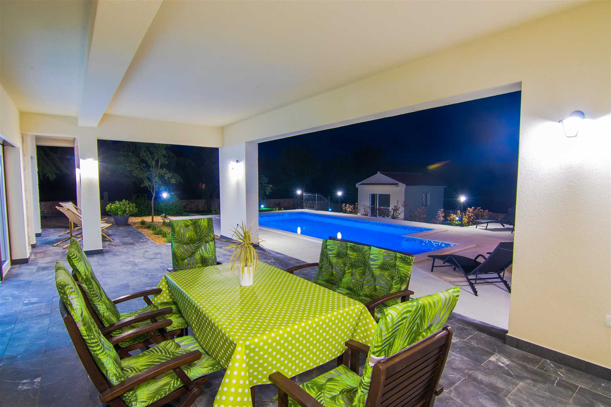 Villa Cedar with large swimming pool and summer kitchen