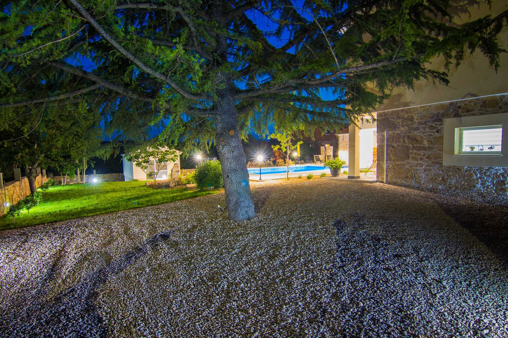 Villa Cedar with large swimming pool and summer kitchen