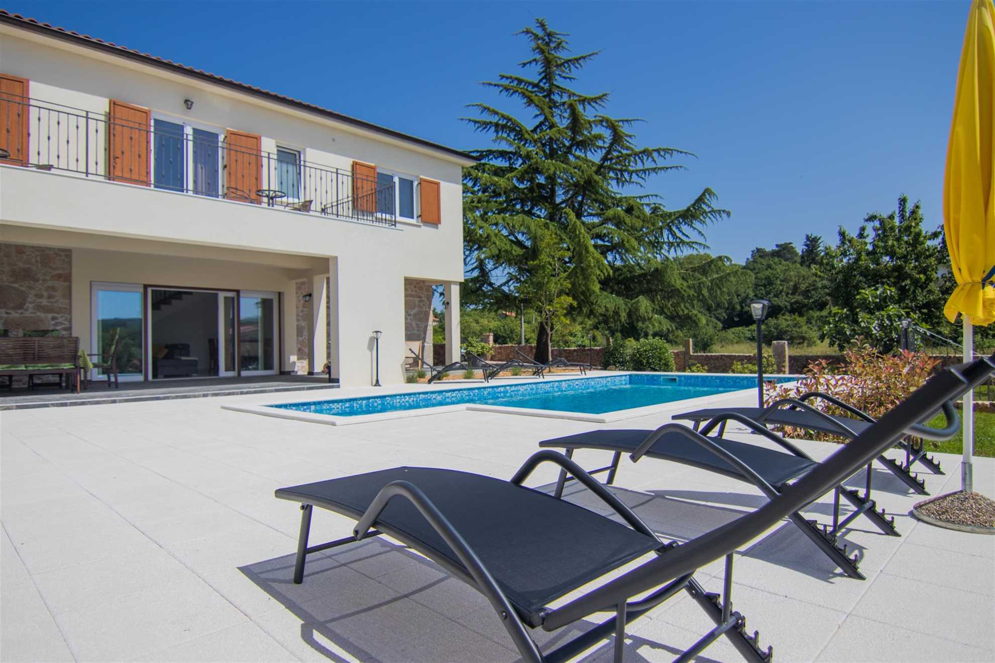 Villa Cedar with large swimming pool and summer kitchen