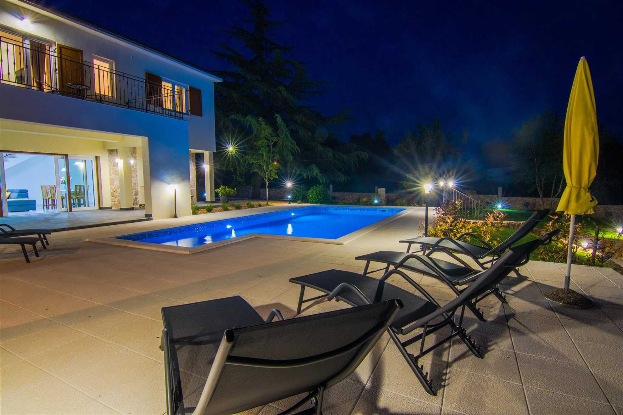 Villa Cedar with large swimming pool and summer kitchen