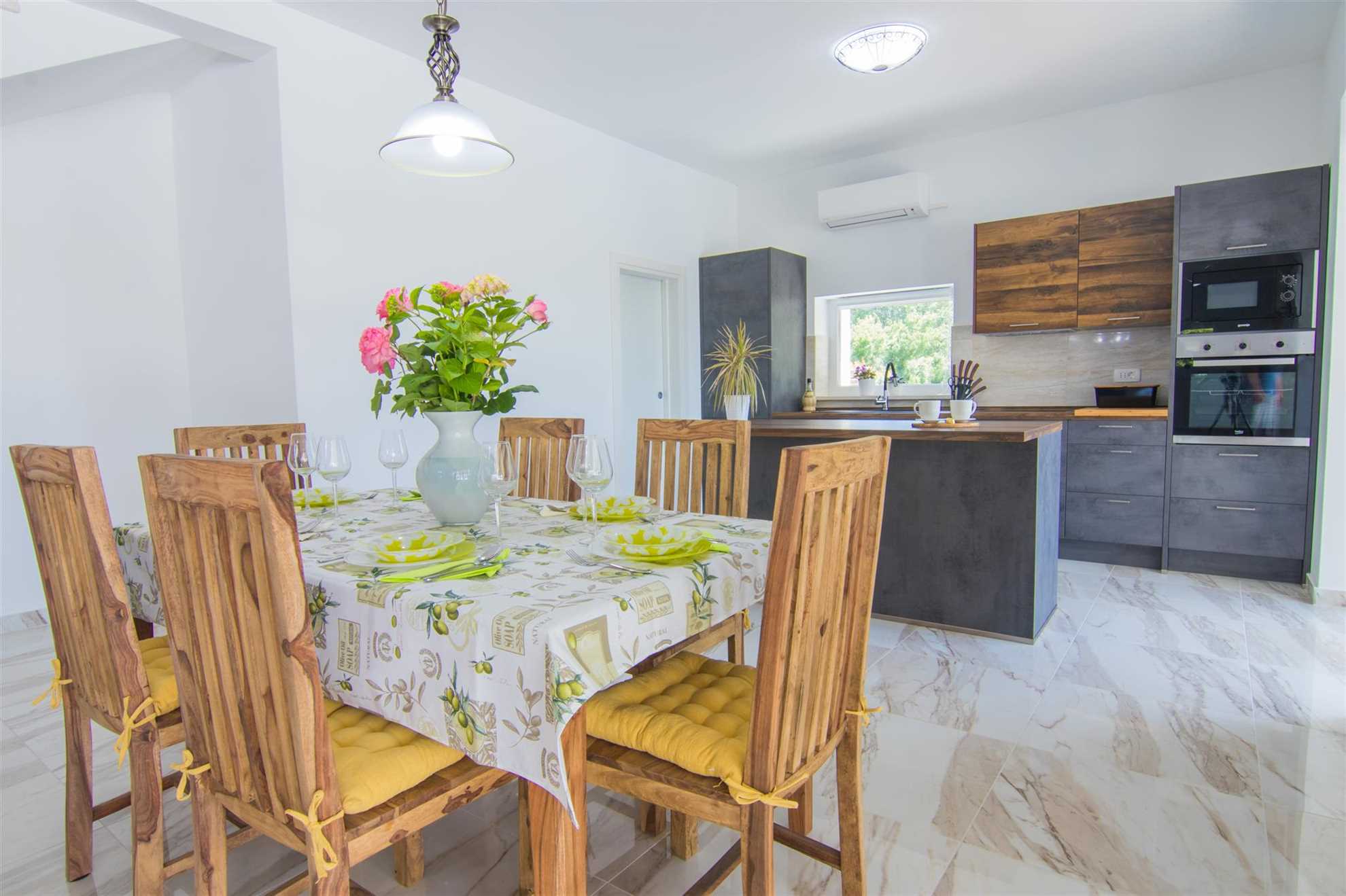 Villa Cedar with large swimming pool and summer kitchen