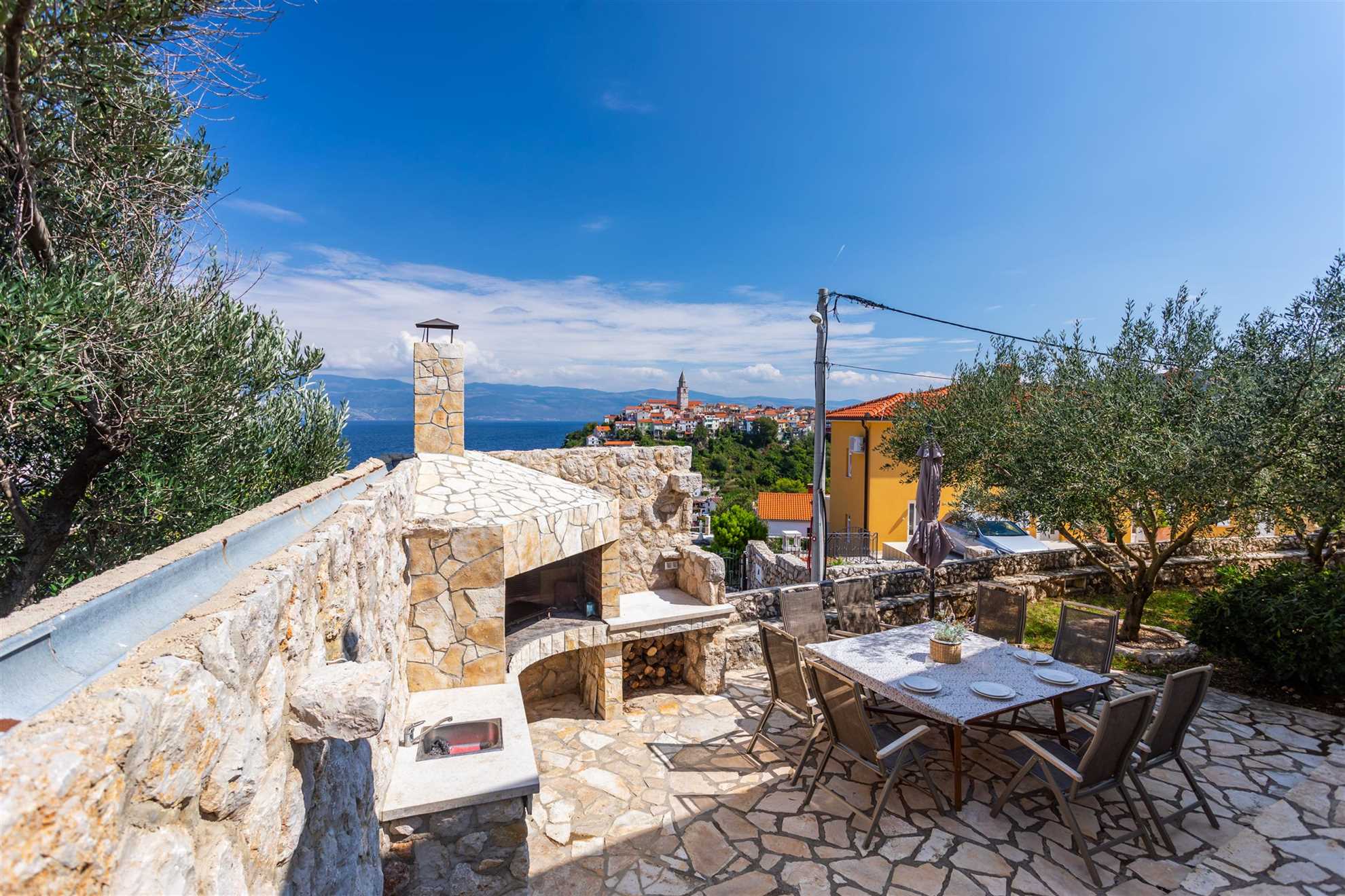 Villa Pinia s čudovitim pogledom na morje in z ogrevanim bazenom