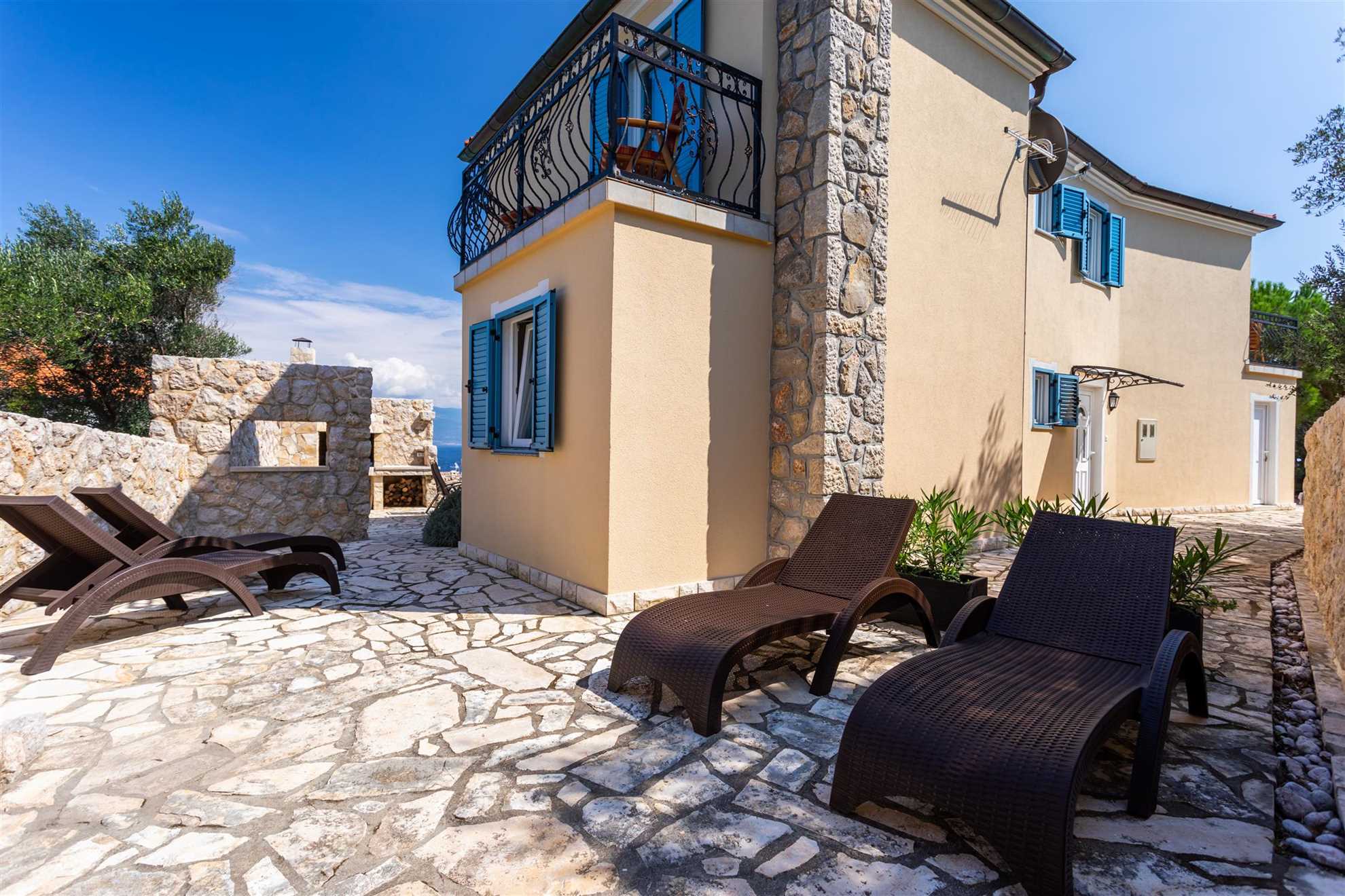 Villa Pinia s čudovitim pogledom na morje in z ogrevanim bazenom
