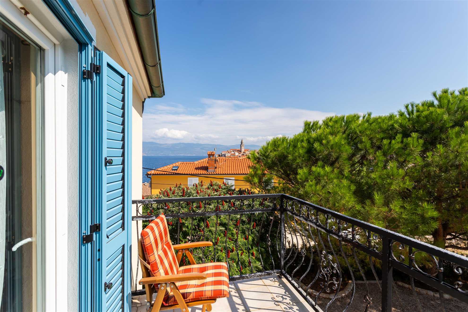 Villa Pinia s čudovitim pogledom na morje in z ogrevanim bazenom