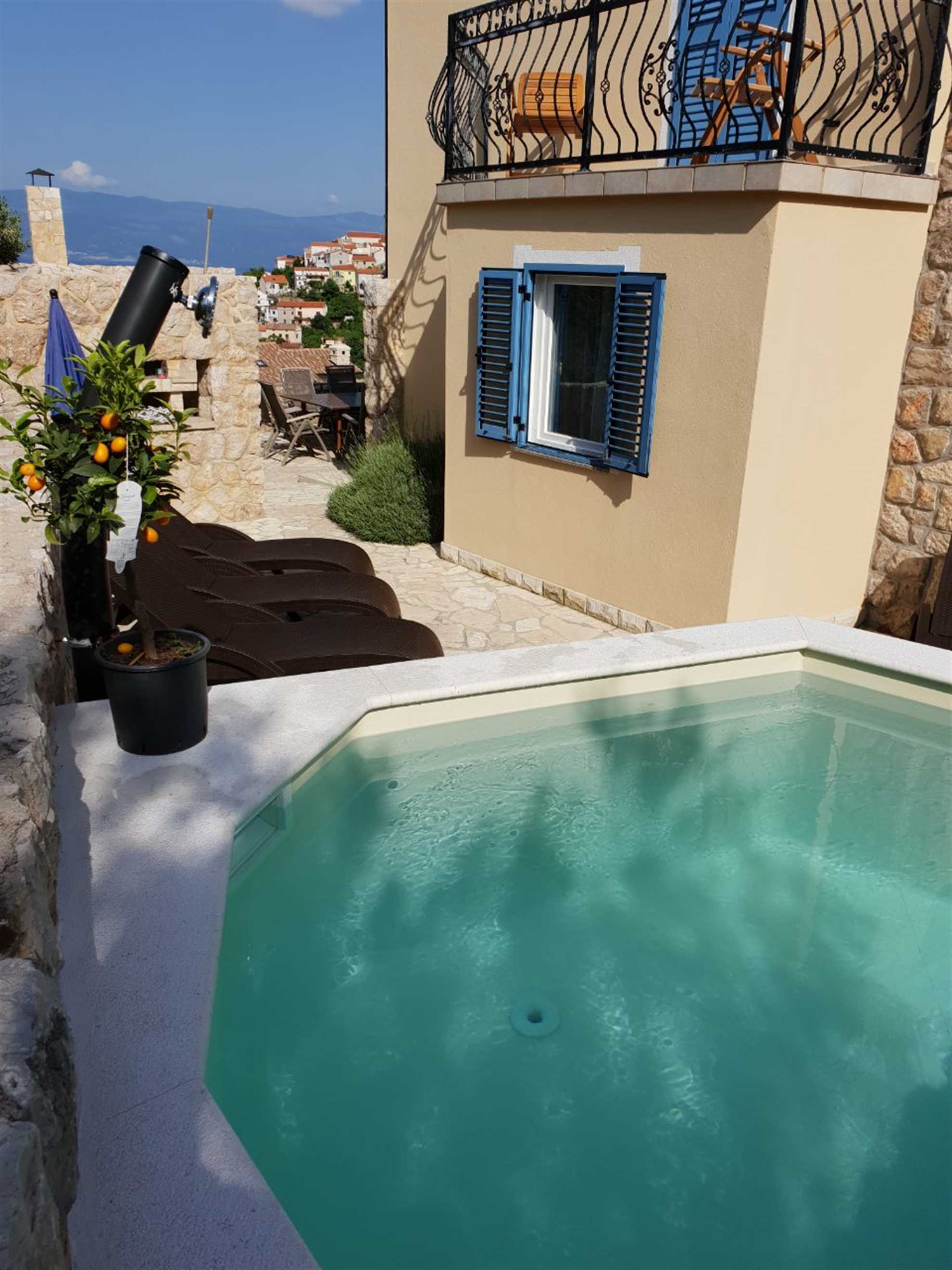 Villa Pinia s čudovitim pogledom na morje in z ogrevanim bazenom