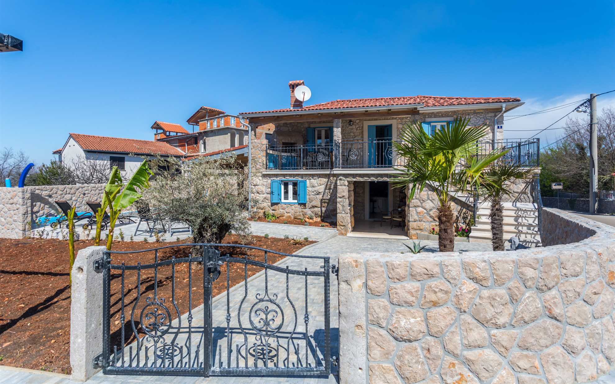 Apartman u kamenoj kući s privatnim i grijanim bazenom