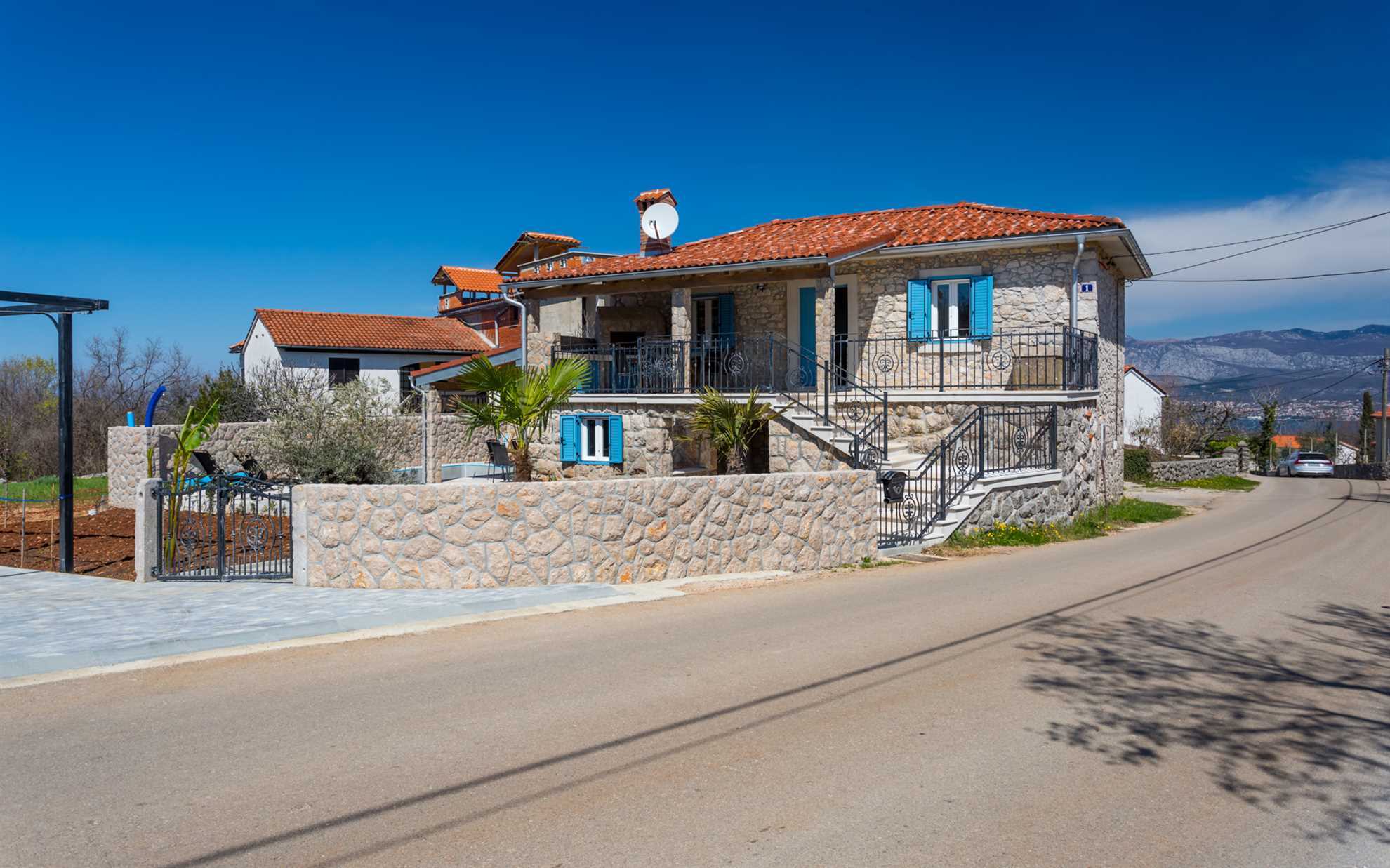 Apartman u kamenoj kući s privatnim i grijanim bazenom