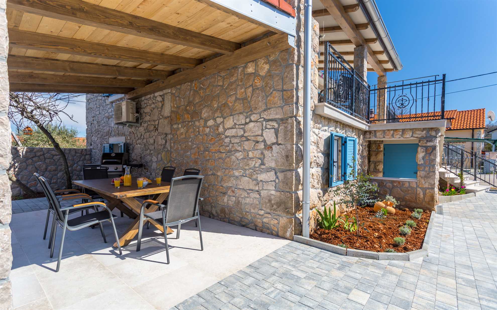 Apartman u kamenoj kući s privatnim i grijanim bazenom