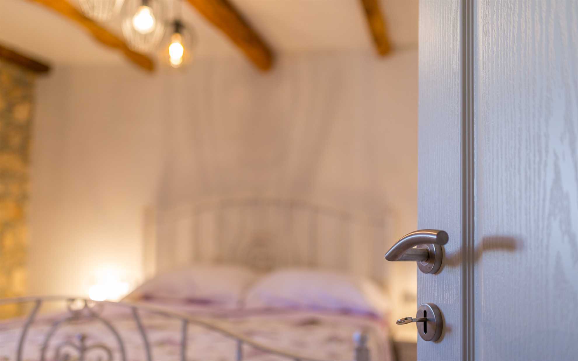 Apartman u kamenoj kući s privatnim i grijanim bazenom