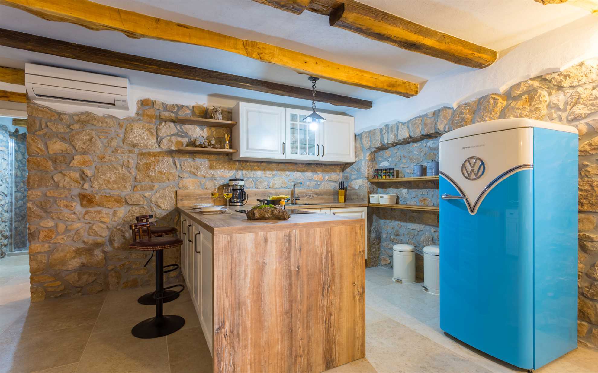 Apartman u kamenoj kući s privatnim i grijanim bazenom
