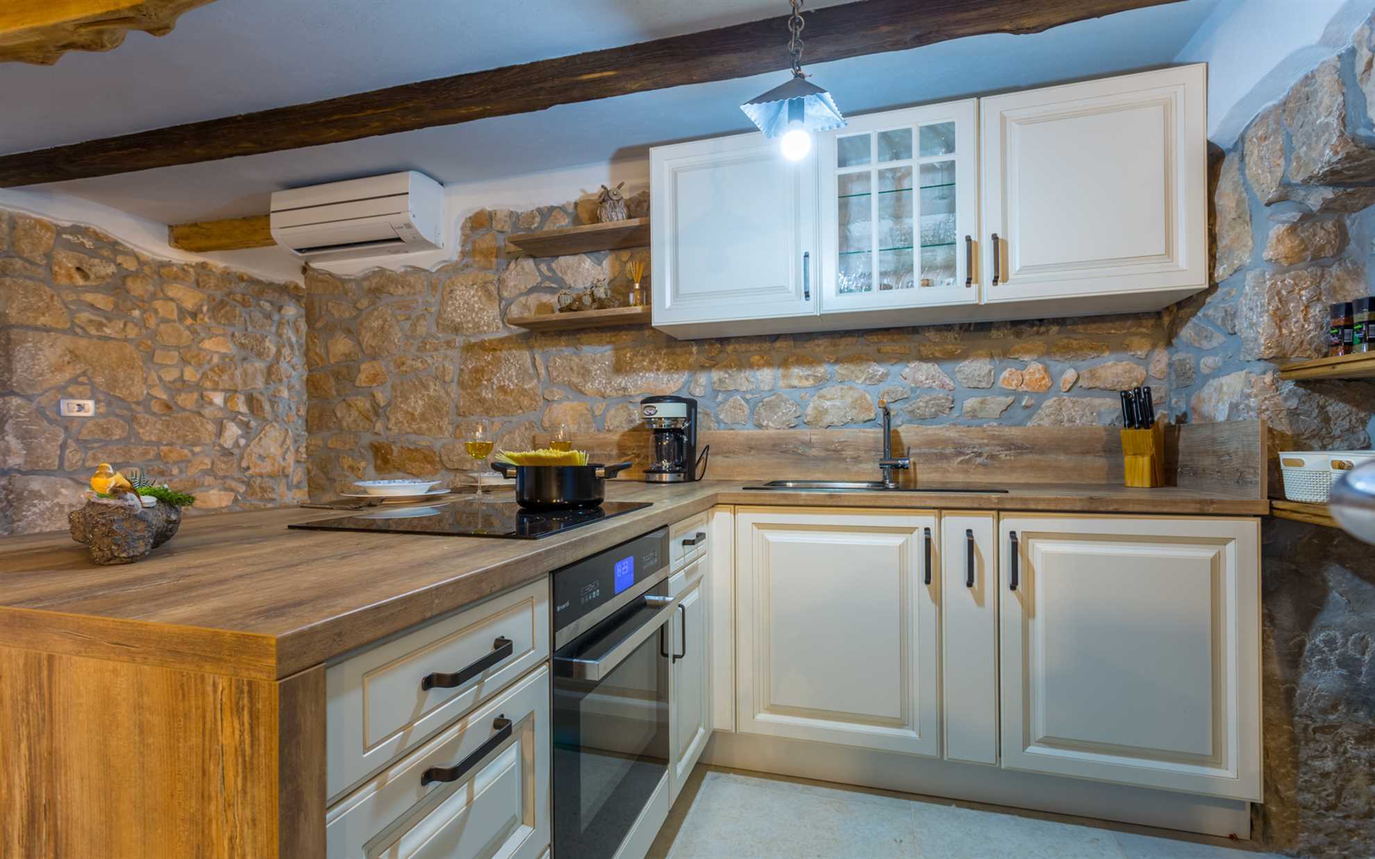Apartman u kamenoj kući s privatnim i grijanim bazenom