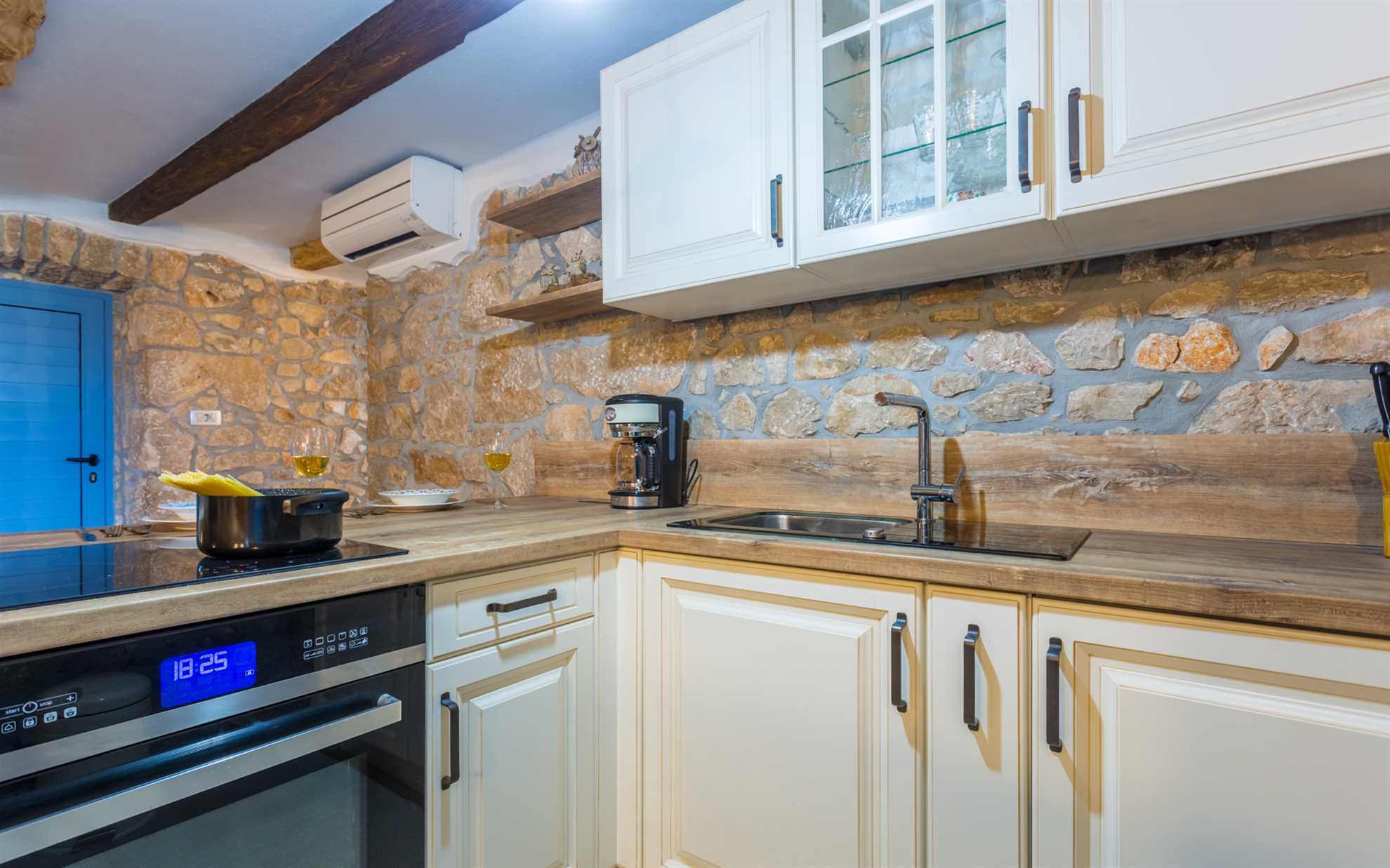 Apartman u kamenoj kući s privatnim i grijanim bazenom
