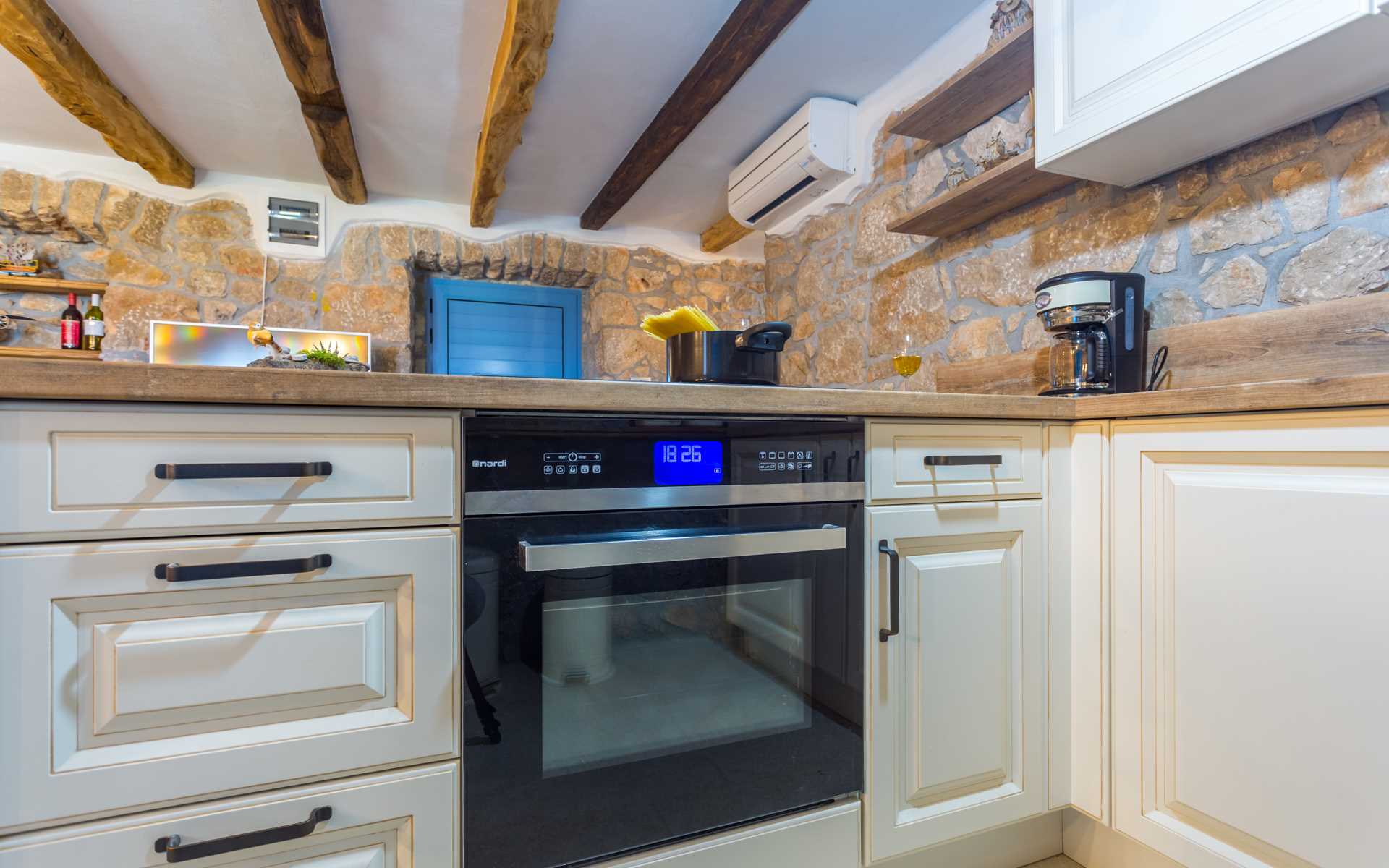 Apartman u kamenoj kući s privatnim i grijanim bazenom