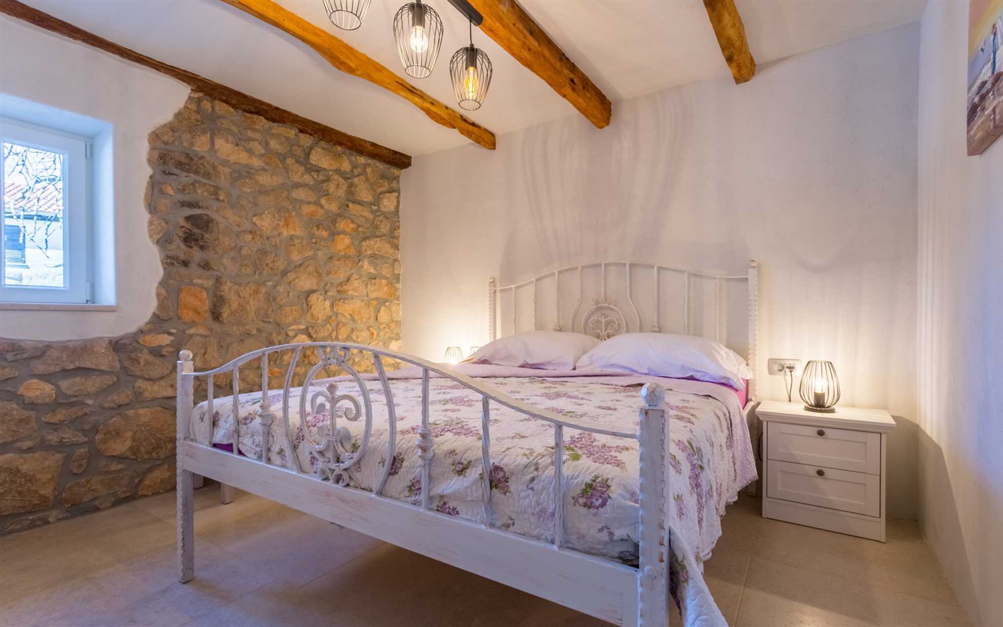 Apartman u kamenoj kući s privatnim i grijanim bazenom