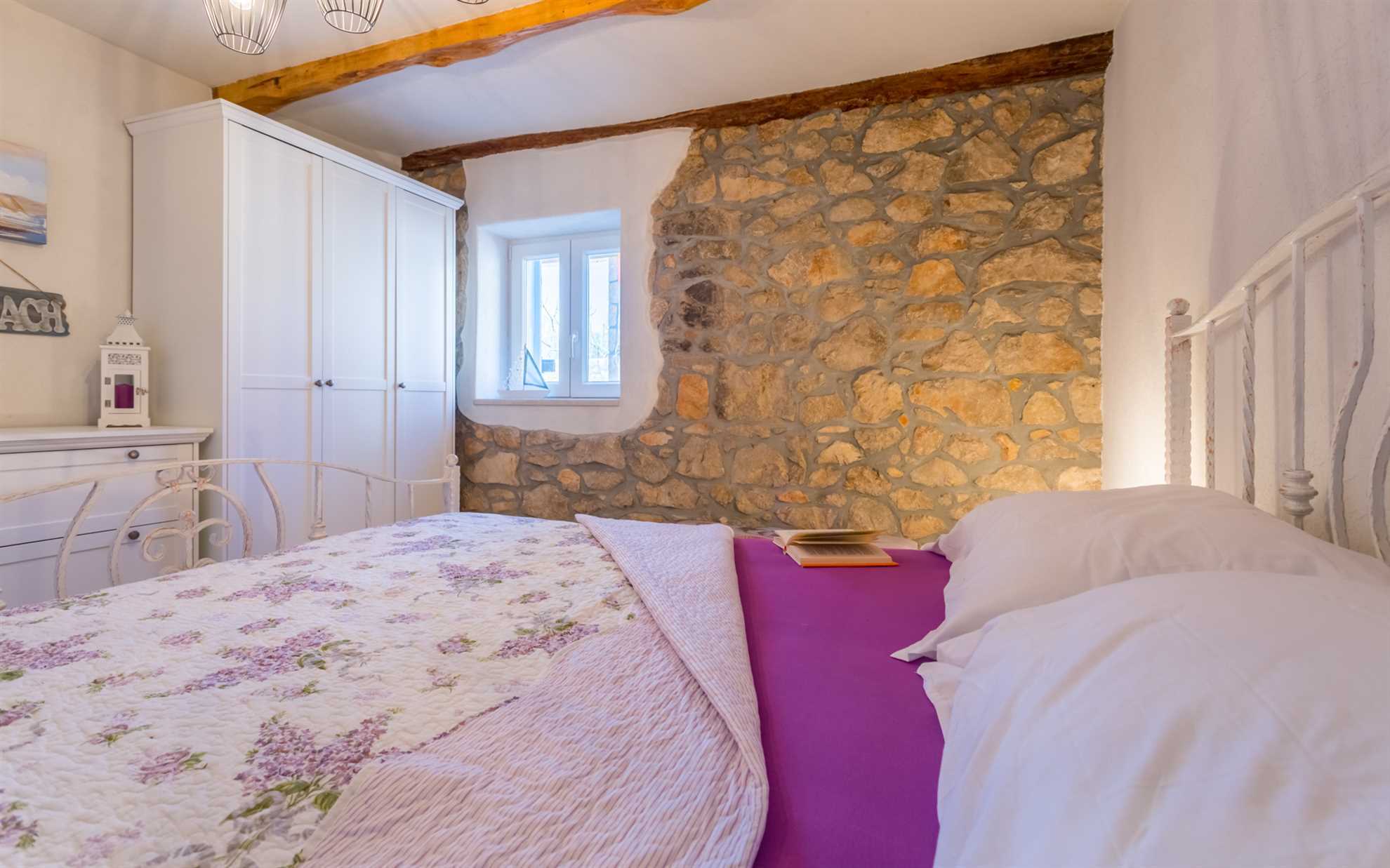 Apartman u kamenoj kući s privatnim i grijanim bazenom