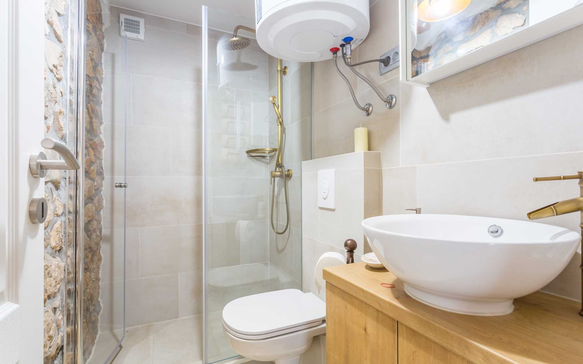 Apartman u kamenoj kući s privatnim i grijanim bazenom