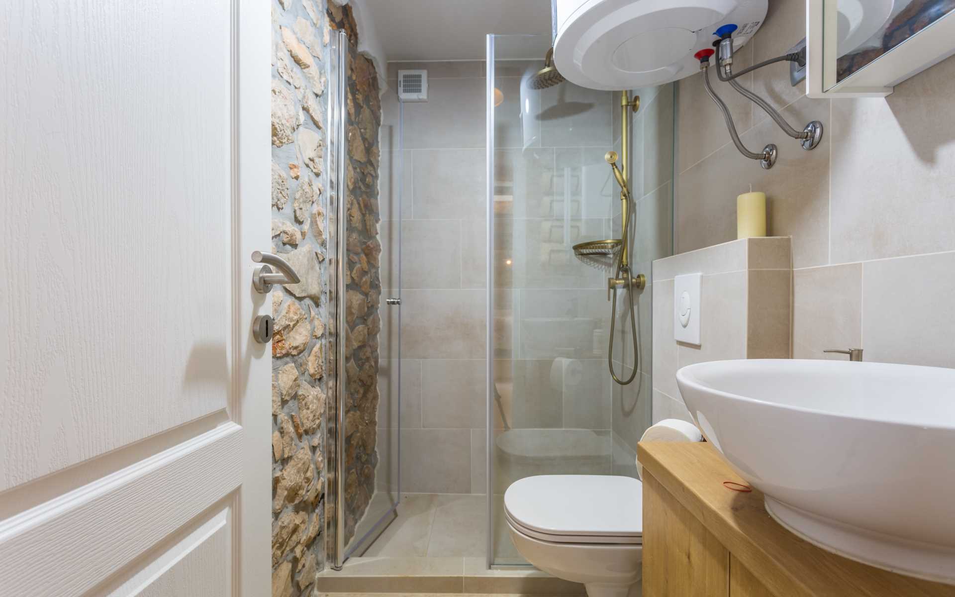 Apartman u kamenoj kući s privatnim i grijanim bazenom