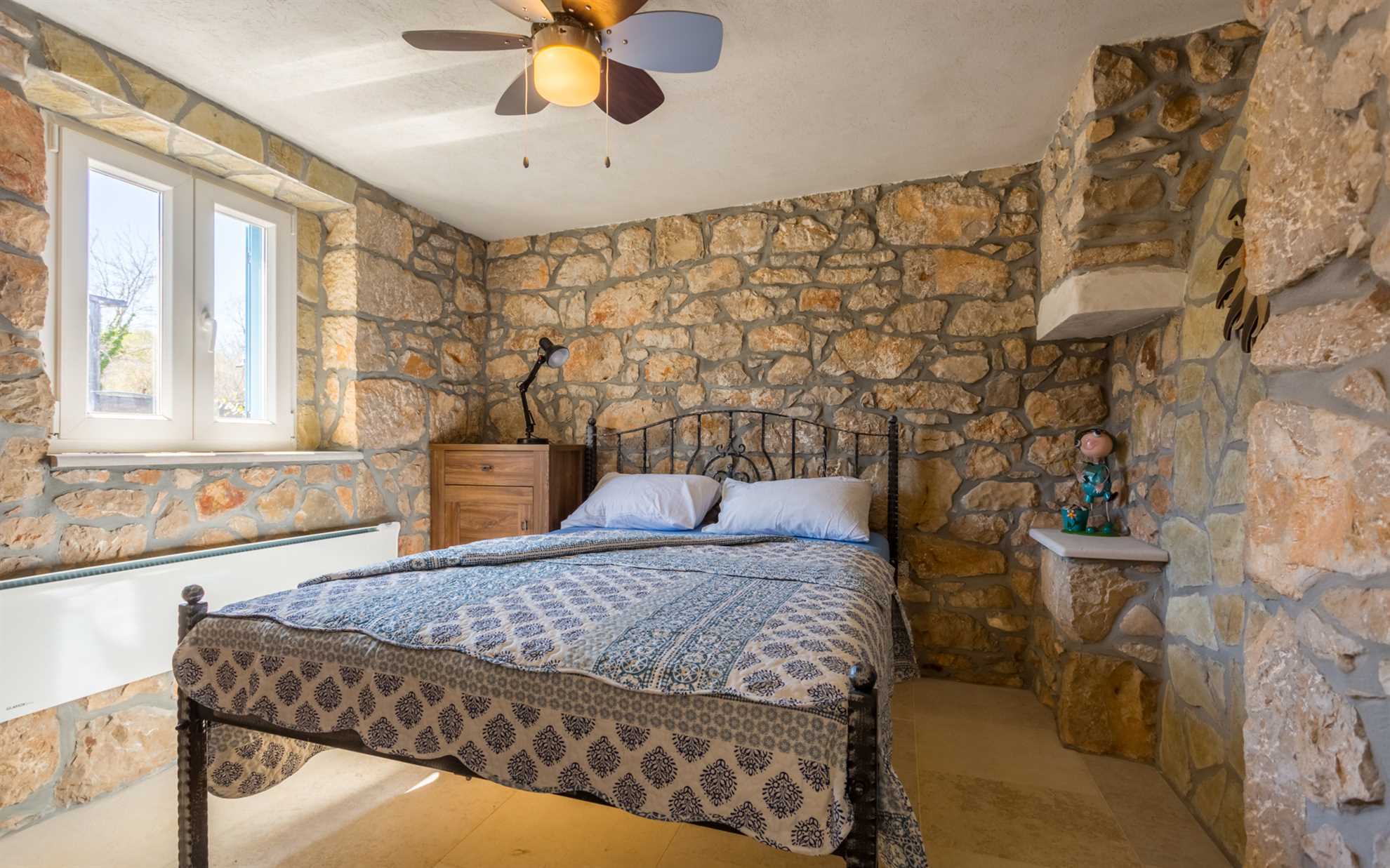 Apartman u kamenoj kući s privatnim i grijanim bazenom