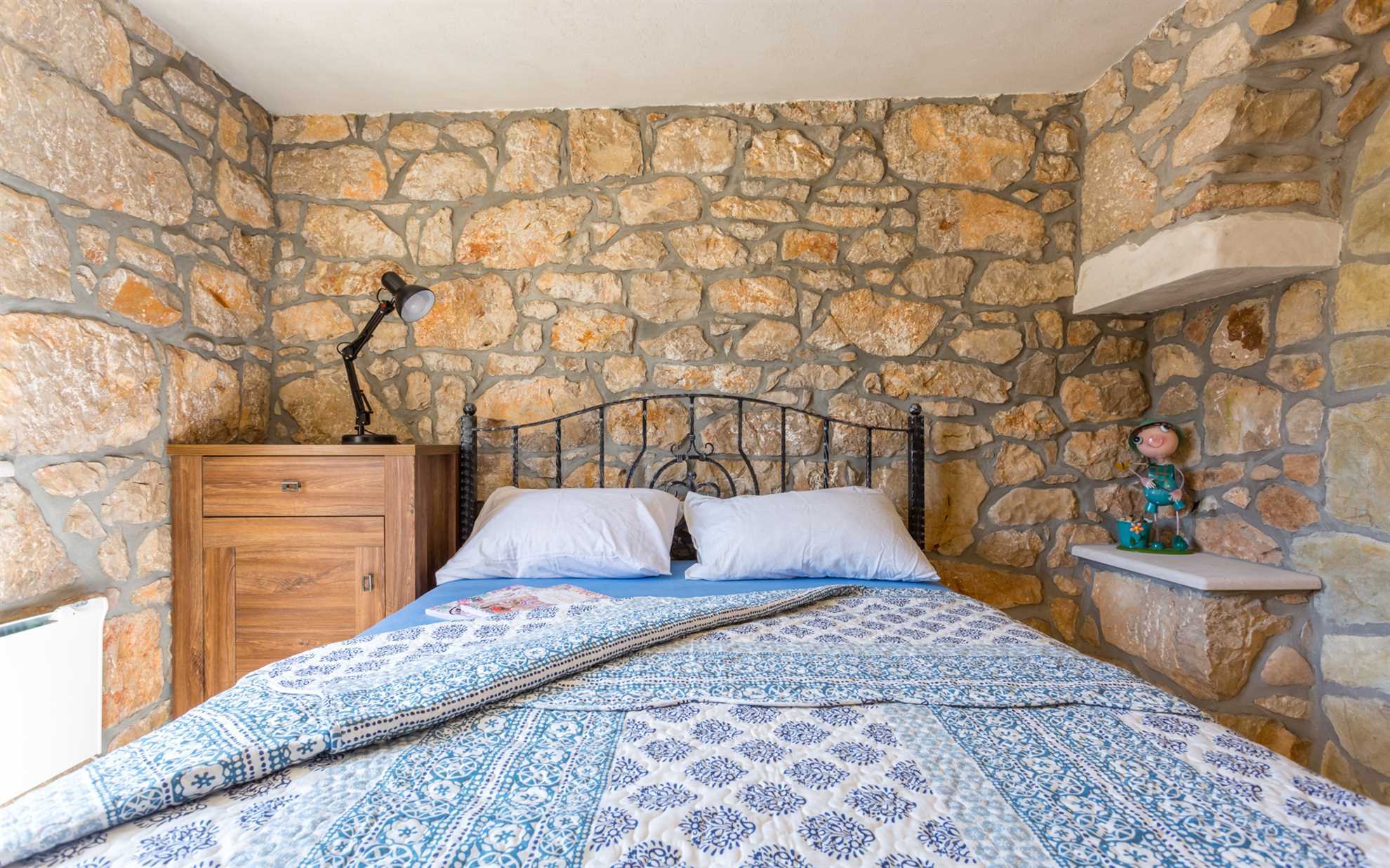 Apartman u kamenoj kući s privatnim i grijanim bazenom