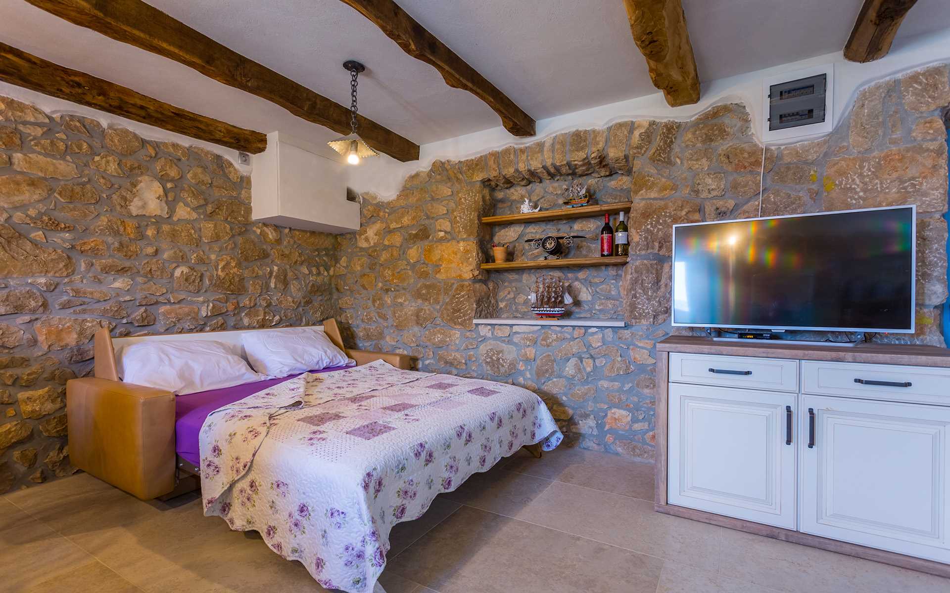 Apartman u kamenoj kući s privatnim i grijanim bazenom