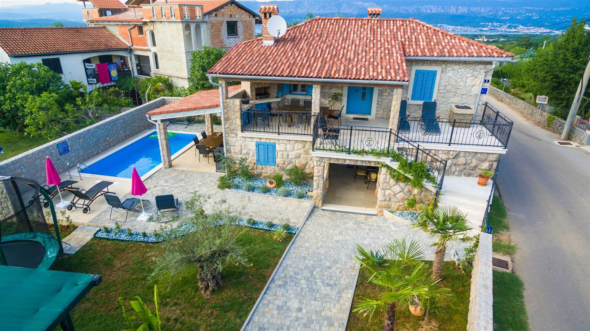 Apartman u kamenoj kući s privatnim i grijanim bazenom