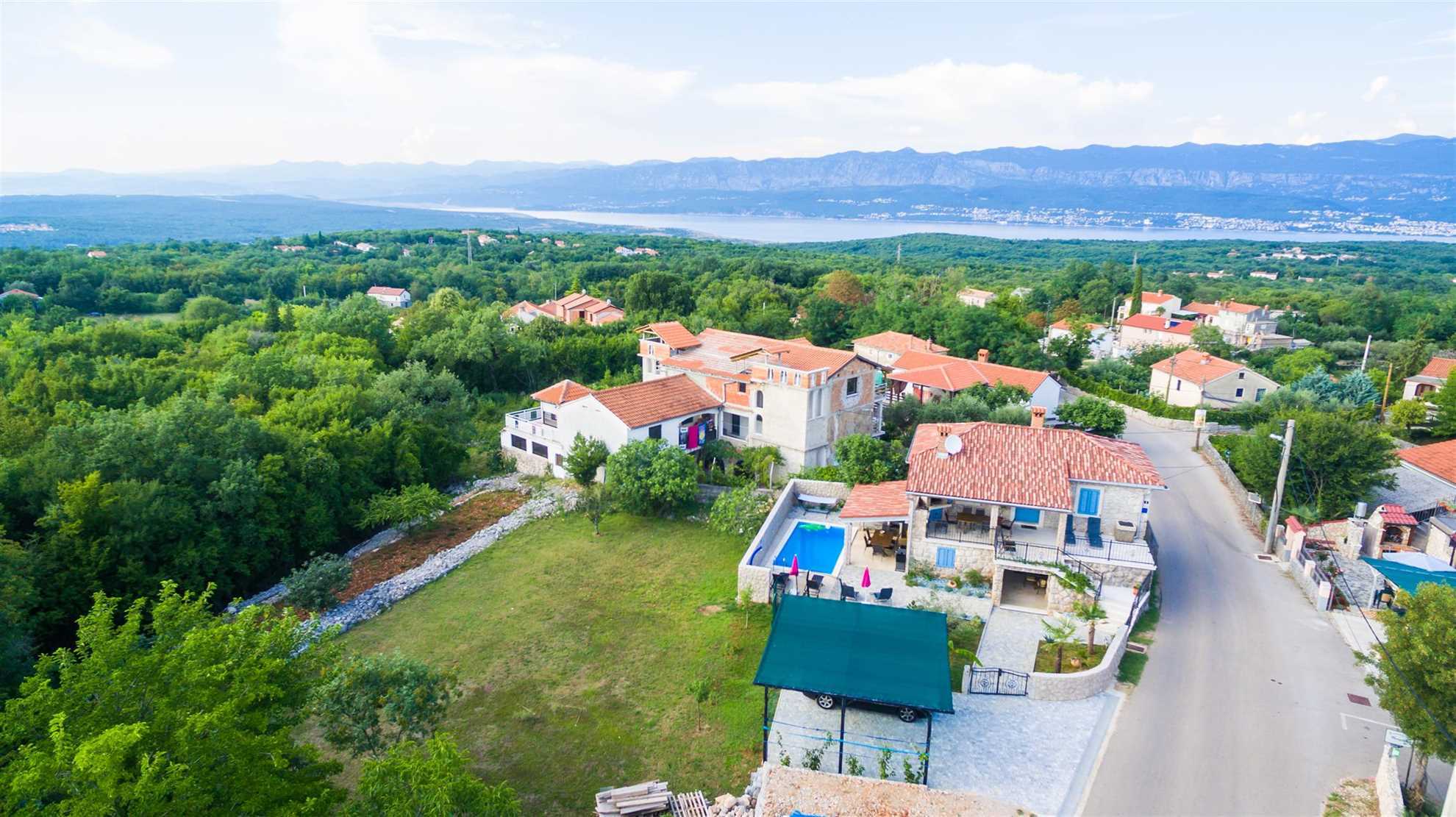 Apartman u kamenoj kući s privatnim i grijanim bazenom