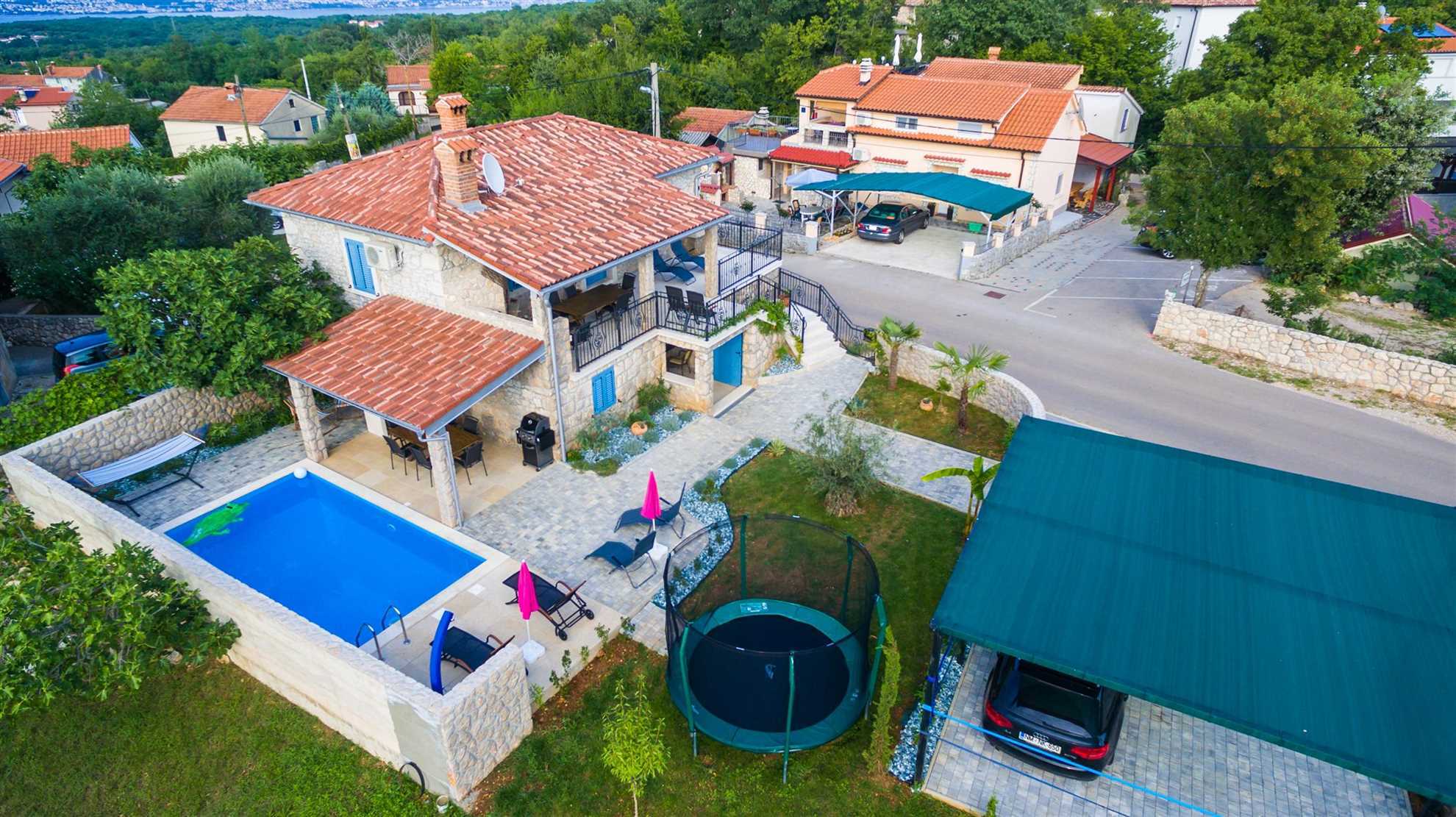 Apartman u kamenoj kući s privatnim i grijanim bazenom