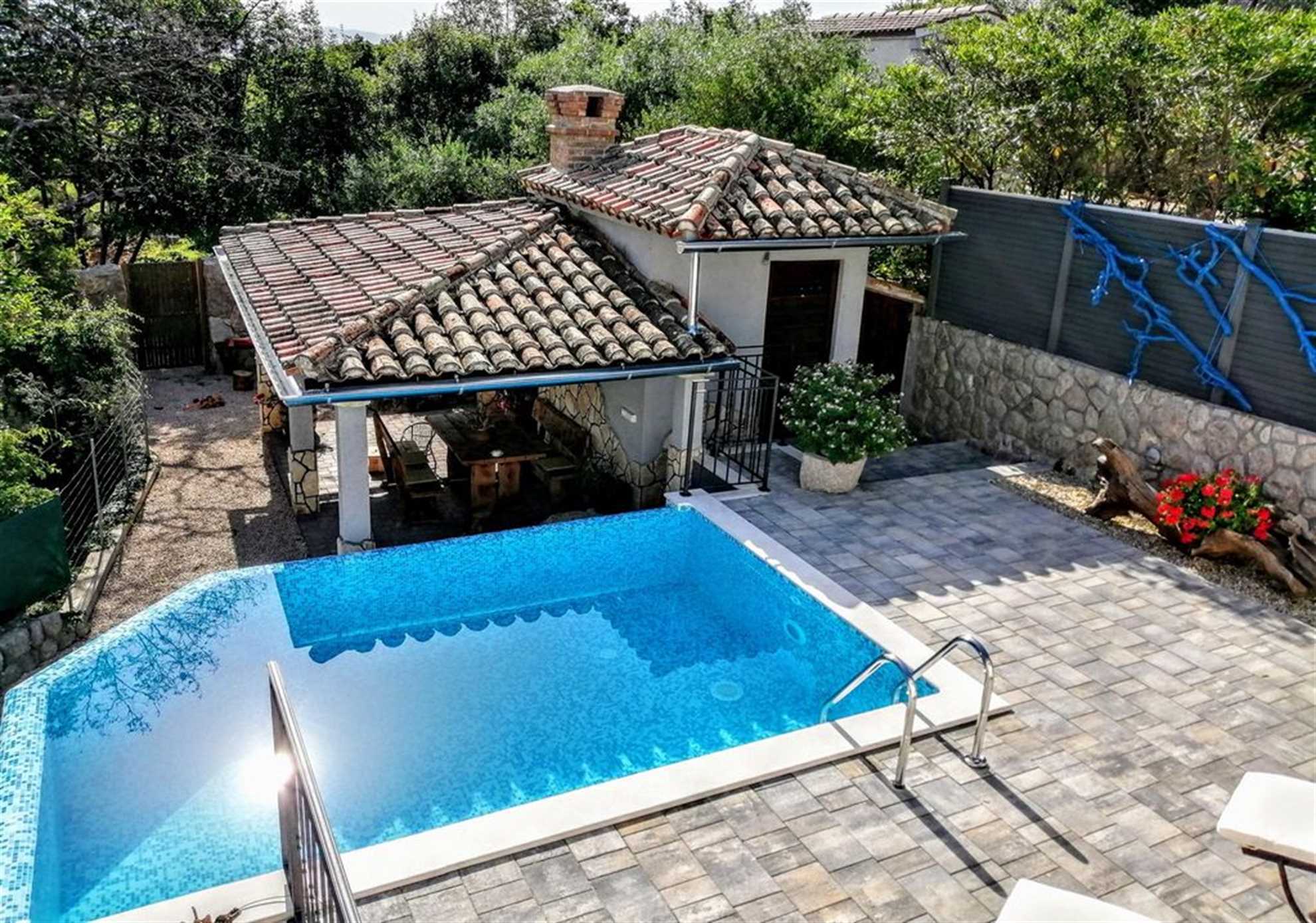 Apartman Roko sa privatnim bazenom i kamenim roštiljem