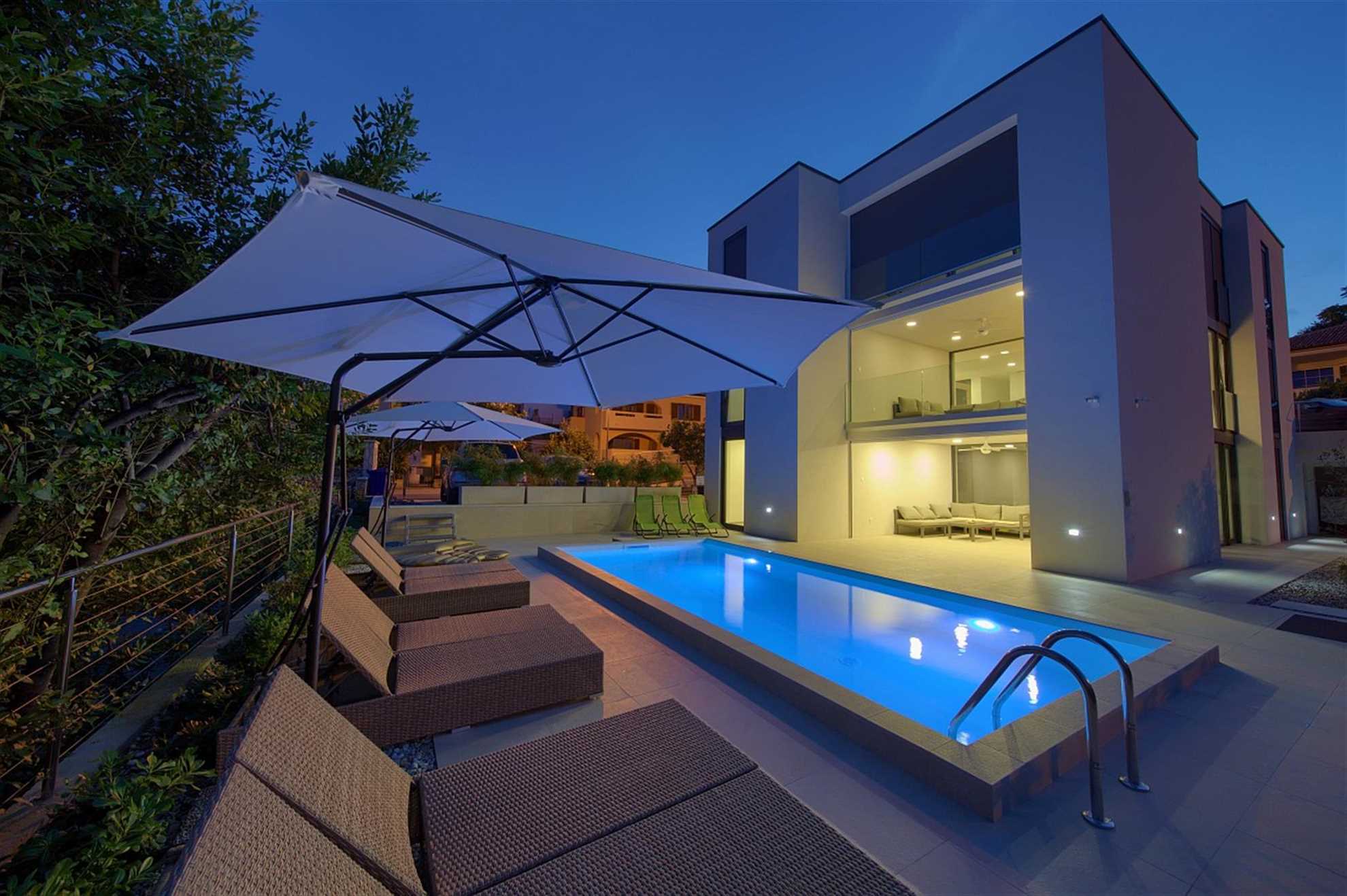 Villa Celeia – Luksuzni pritličen apartma z ogrevanim bazenom v samem centru Krk