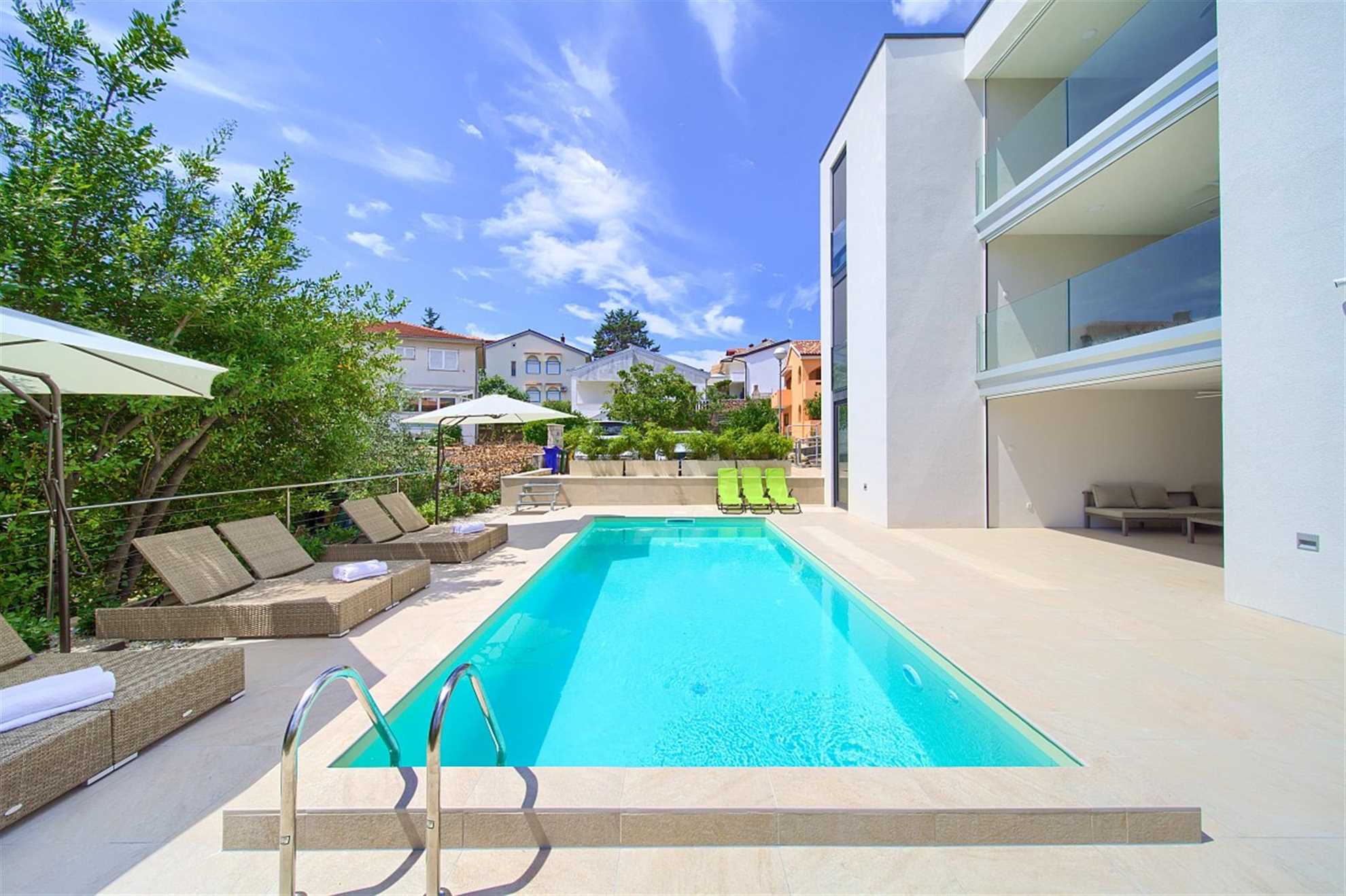 Villa Celeia - Luksuzni apartman na prvom katu s grijanim bazenom u centru grada Krka