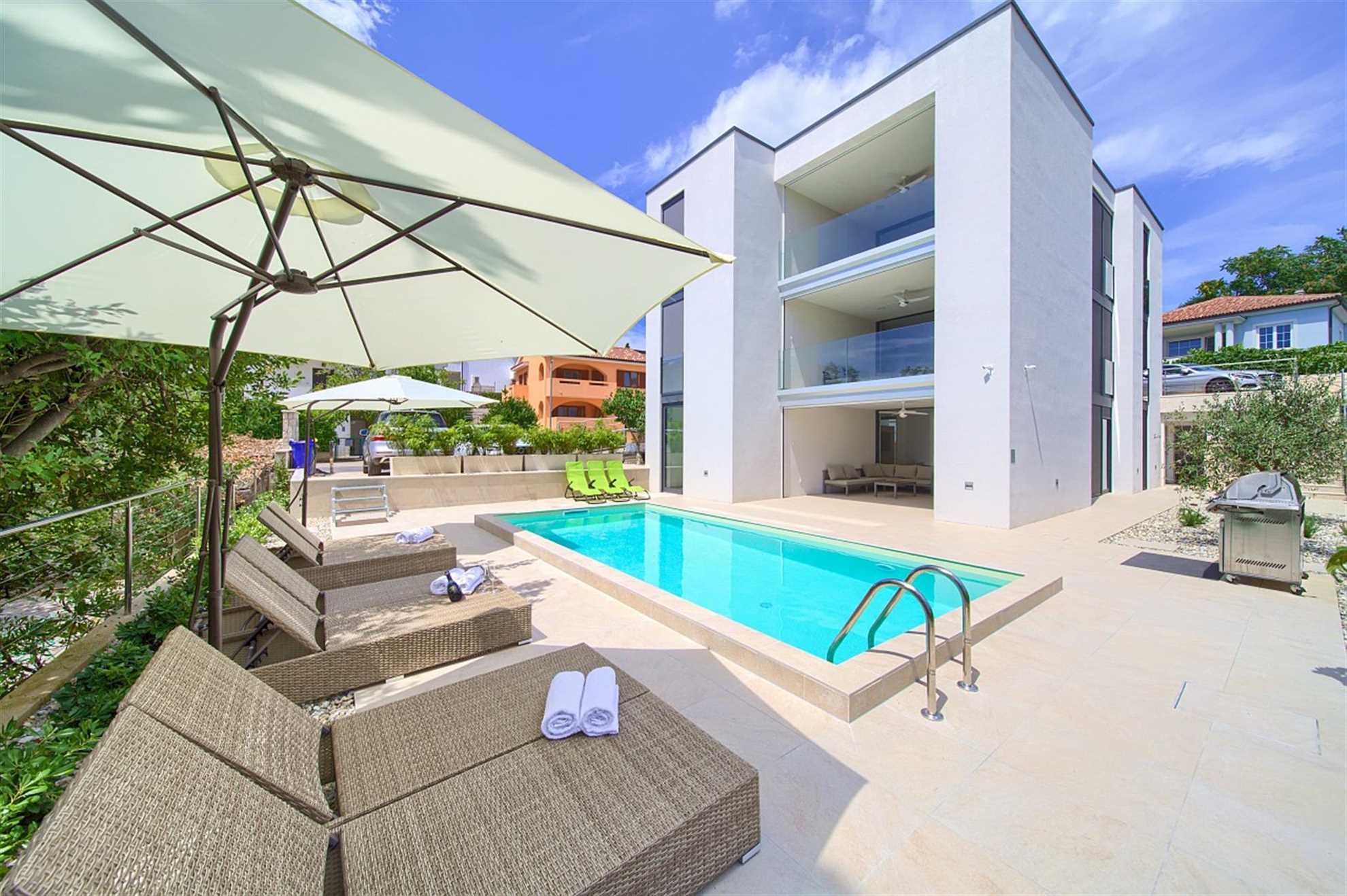 Villa Celeia – Luksuzni apartma v prvem nadstropju z ogrevanim bazenom v centru Krka