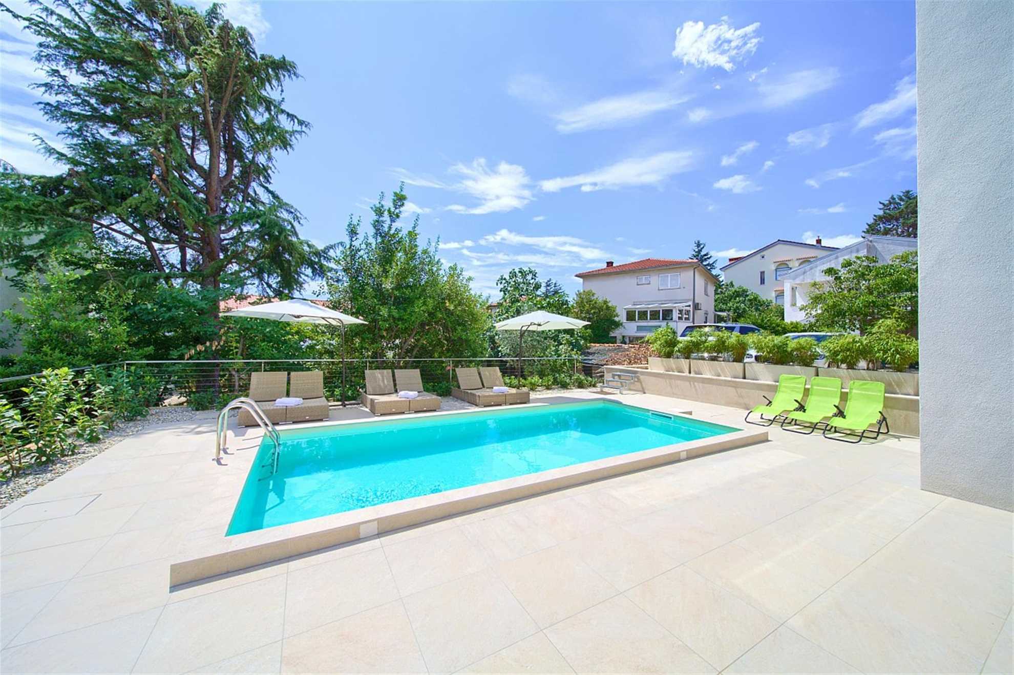 Villa Celeia - Luksuzni apartman na prvom katu s grijanim bazenom u centru grada Krka